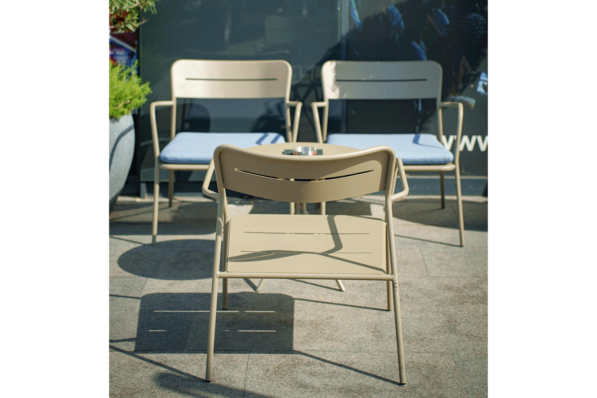 NERO Gartensessel Set im Außenbereich – moderne Café Bestuhlung