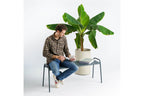 Gartensitzbank mit Person – funktionale Outdoor Sitzbank