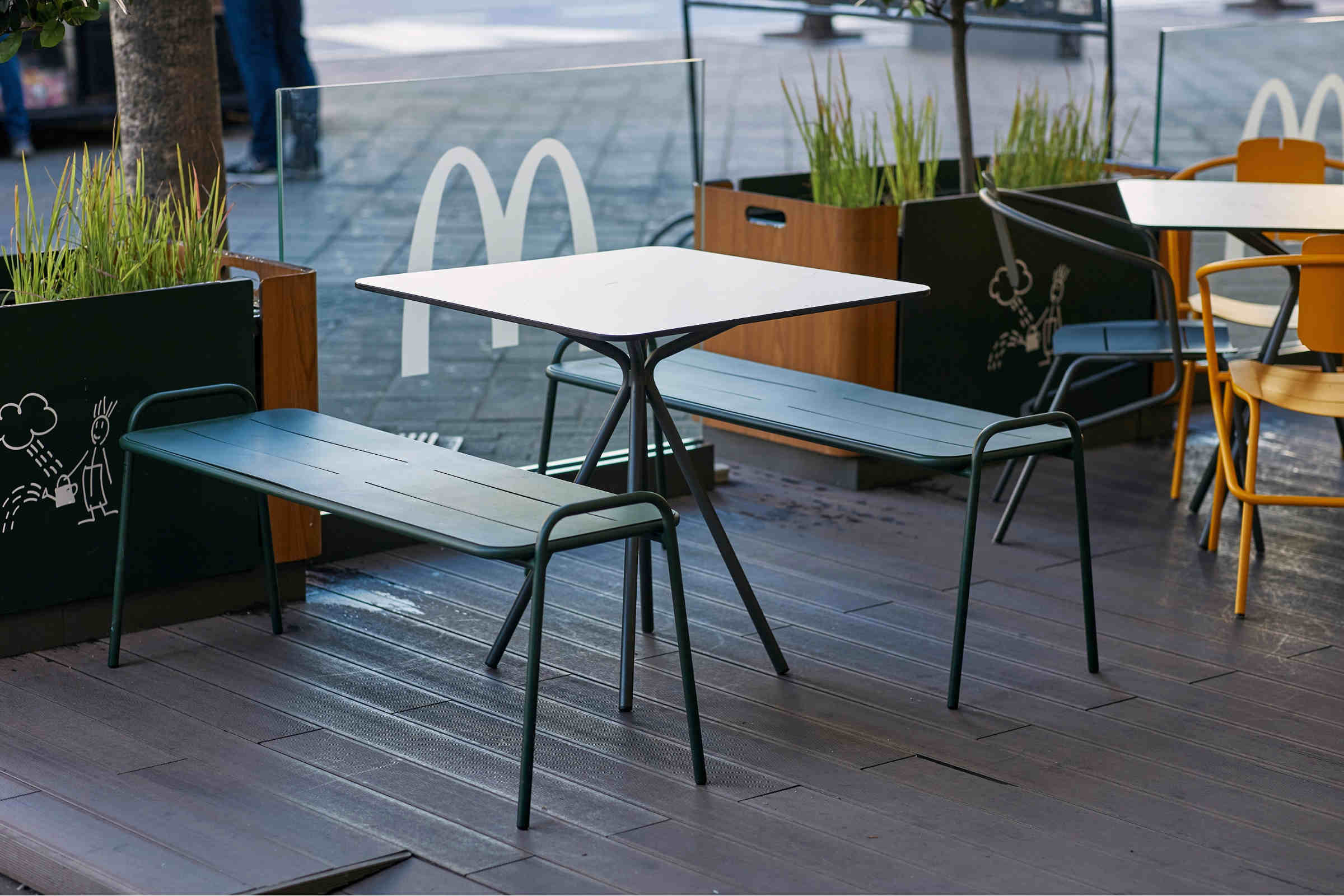 NERO Gartensitzbank am Tisch – moderne Sitzlösung für Gastronomie