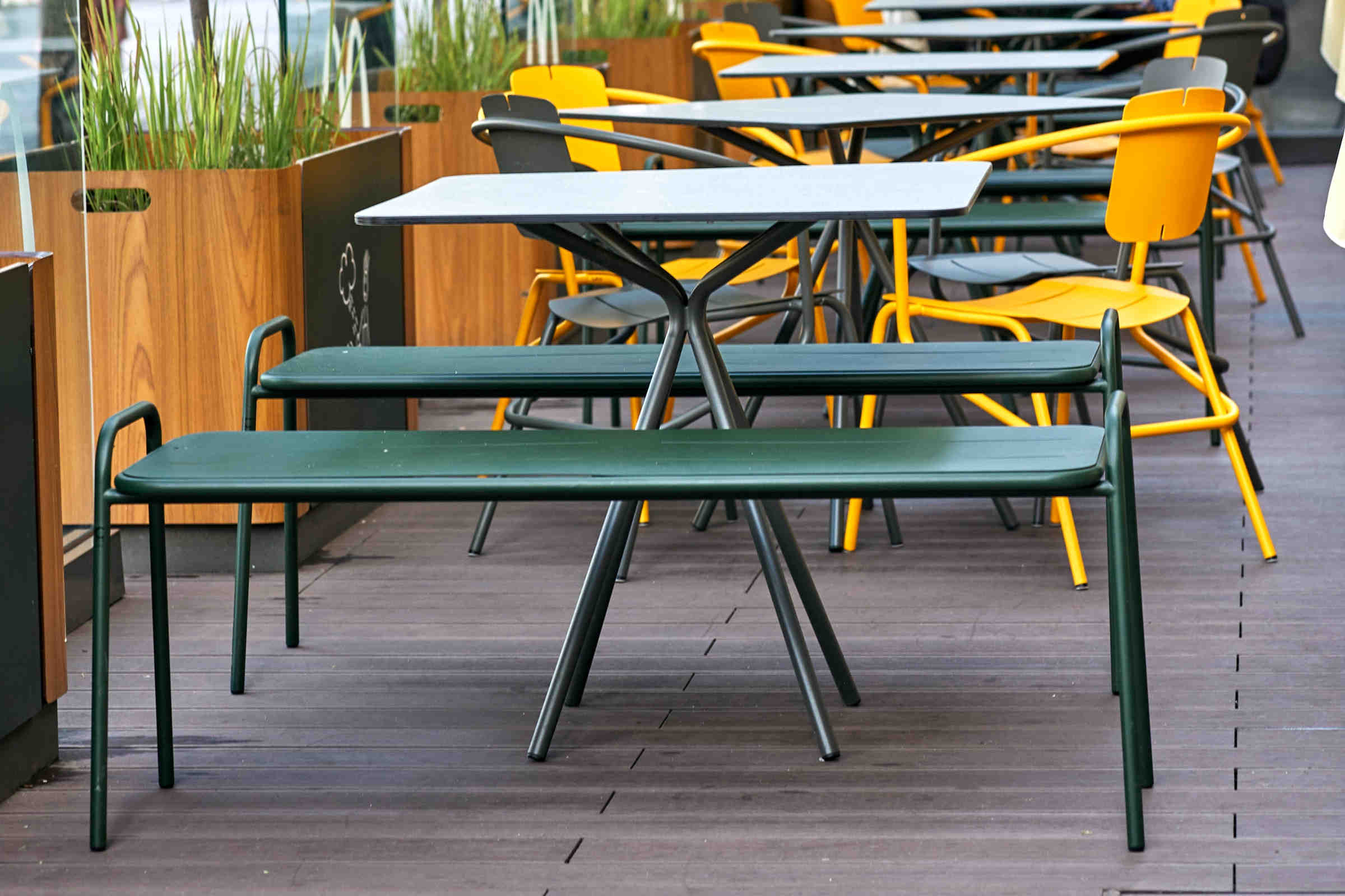 NERO Gartensitzbank von C by GARDA – moderne Outdoor Sitzbank im Gastronomiebereich