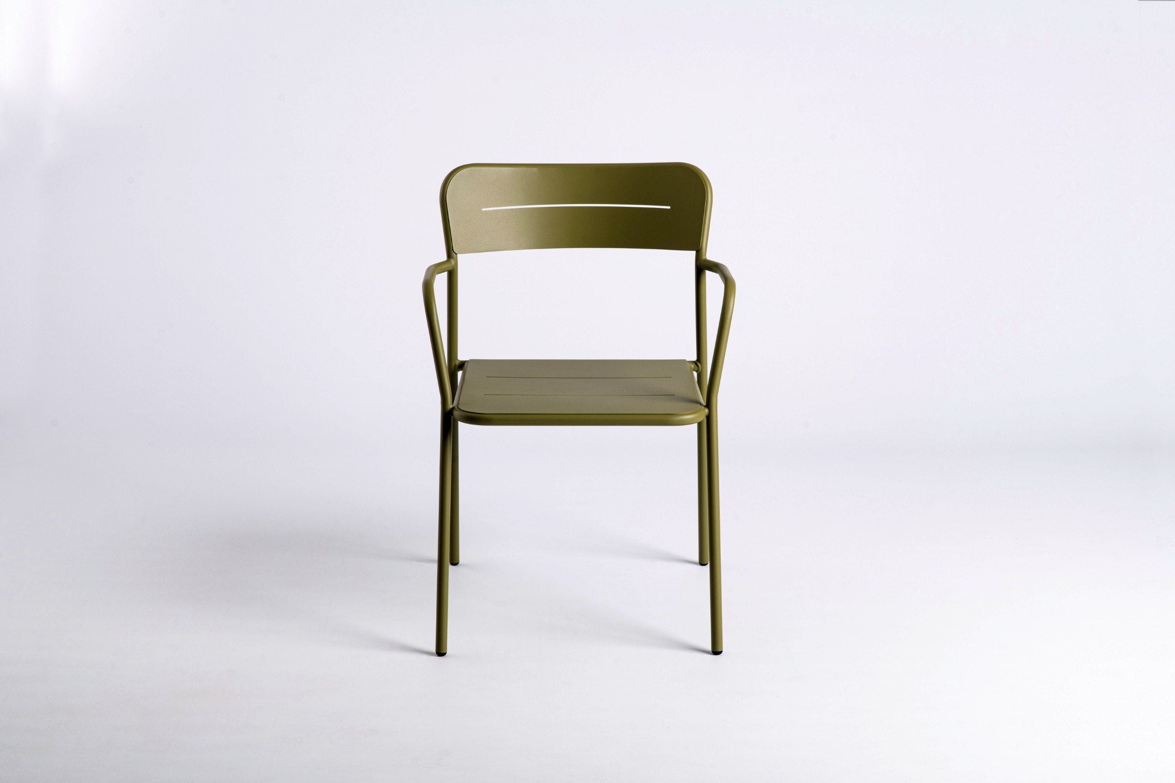 NERO Gartenstuhl mit Armlehnen von C by GARDA in Olive – Frontansicht