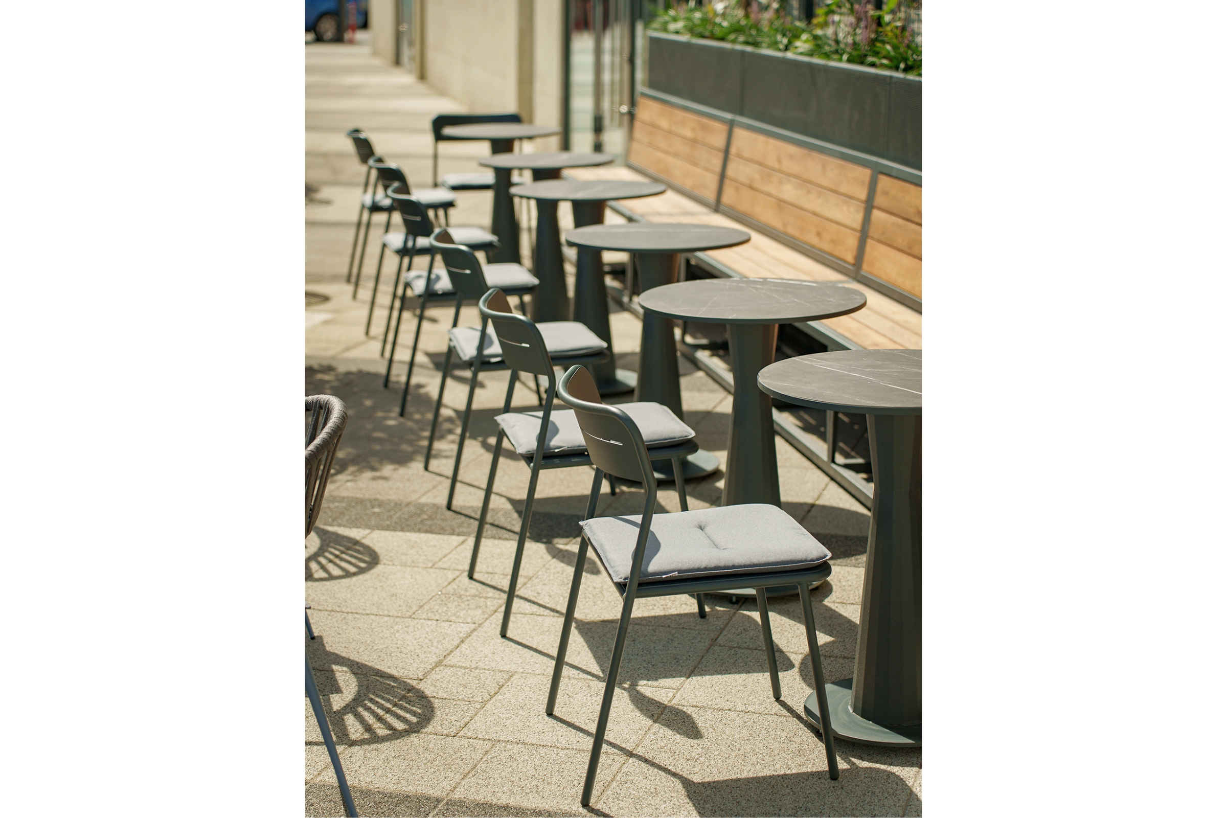 NERO Gartenstuhl von C by GARDA auf moderner Restaurantterrasse