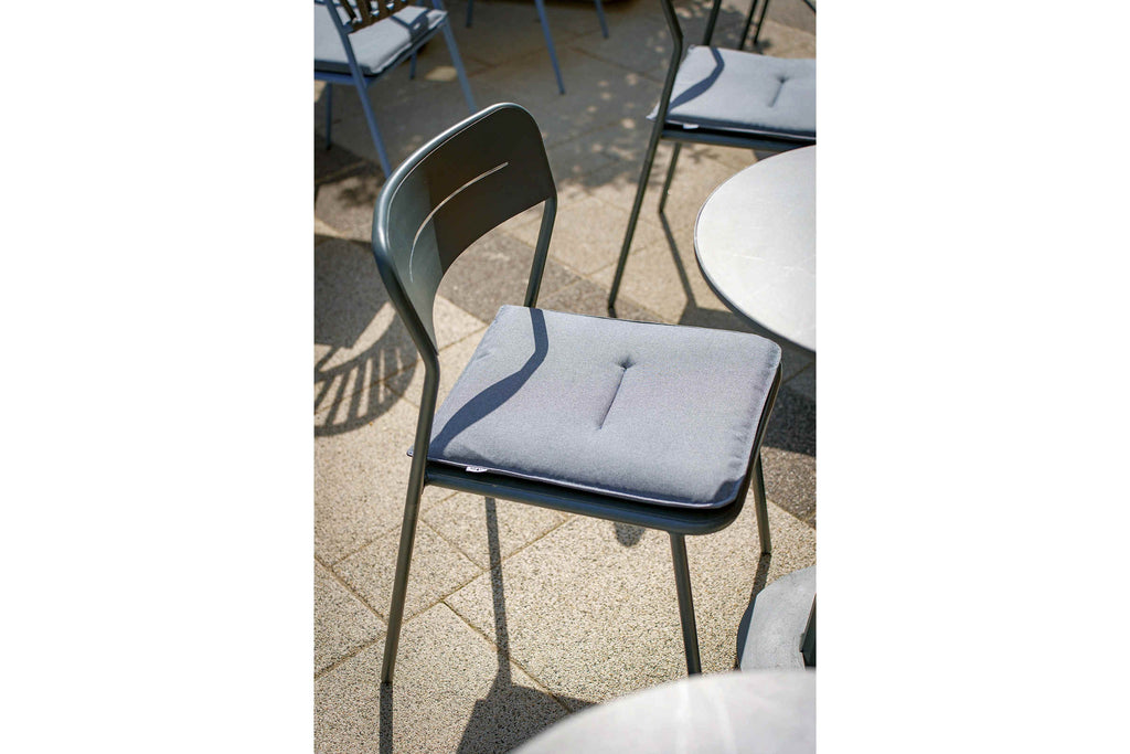Gartenstuhl von C by GARDA auf moderner Restaurantterrasse