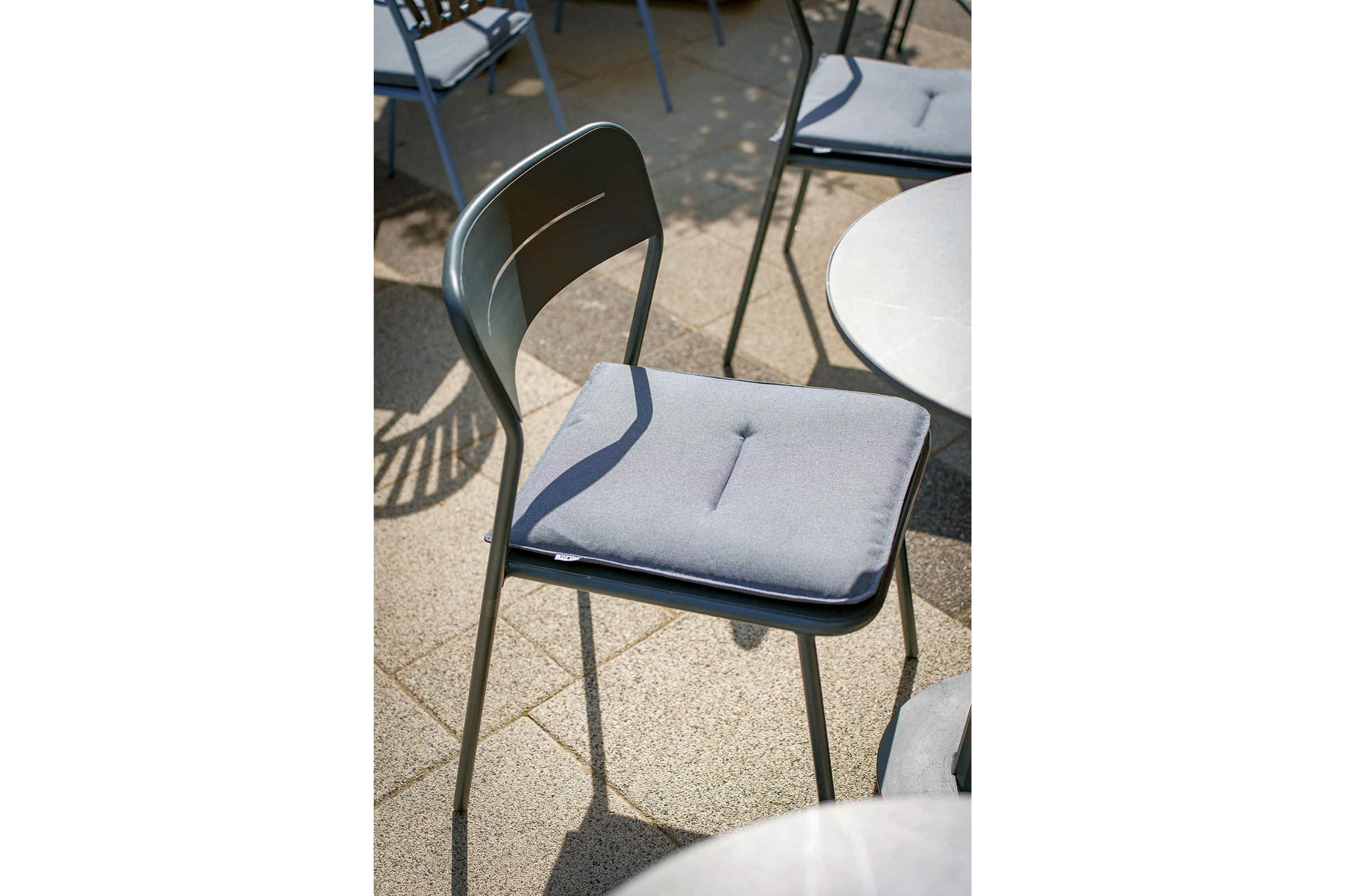 Gartenstuhl von C by GARDA auf moderner Restaurantterrasse