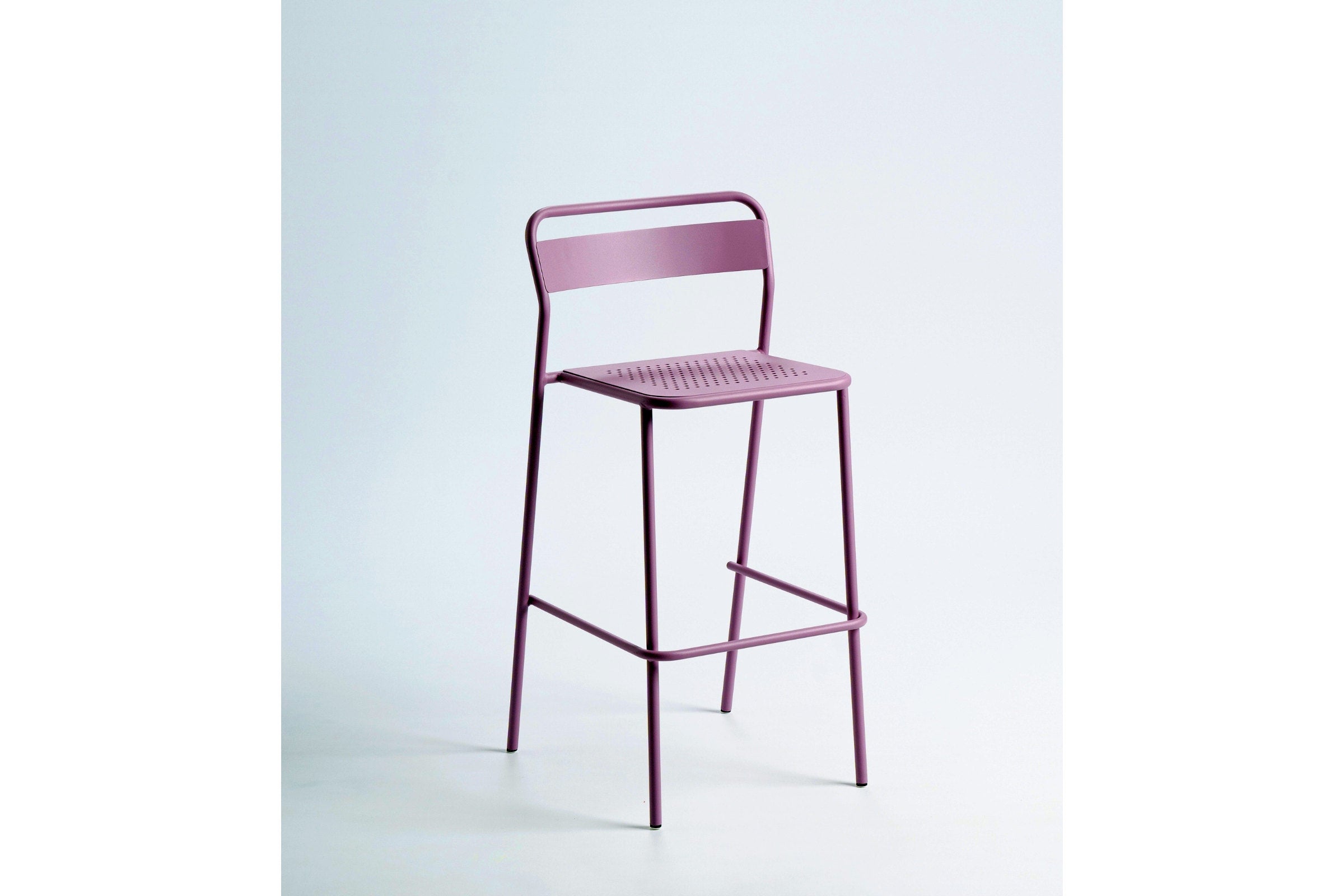 NERO plus Gartenbarstuhl violett – Design Barstuhl für draußen
