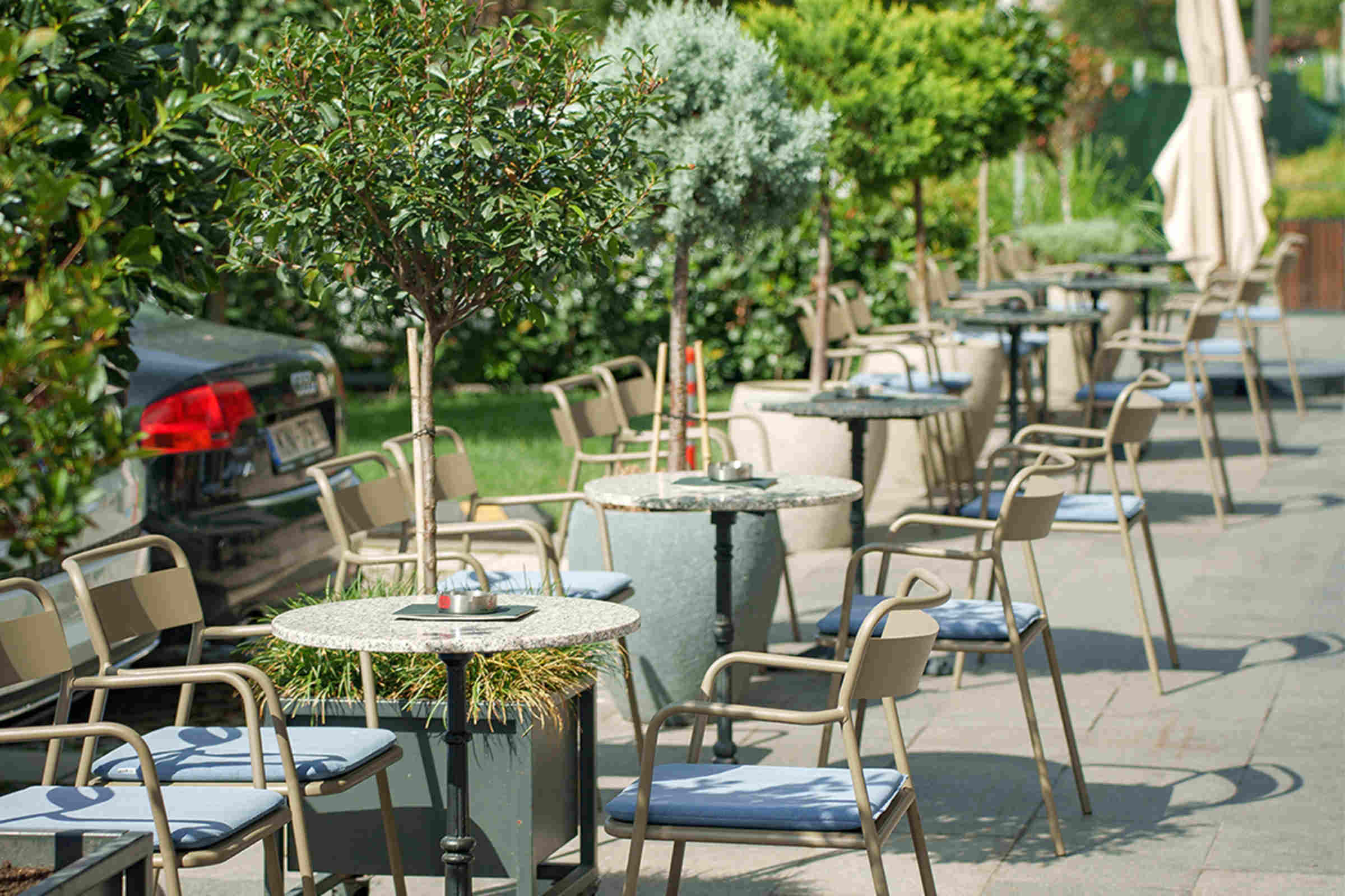 Outdoor Stuhl Set auf Terrasse – ideal für Gastronomie und Hotels