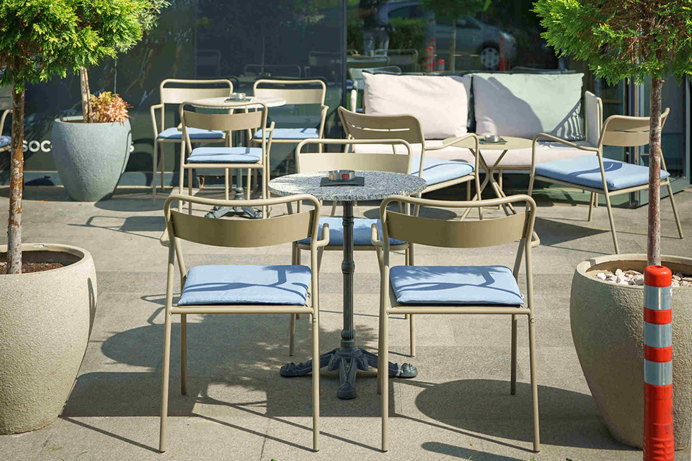 NERO plus Outdoor Stühle mit Sitzkissen im Café Ambiente
