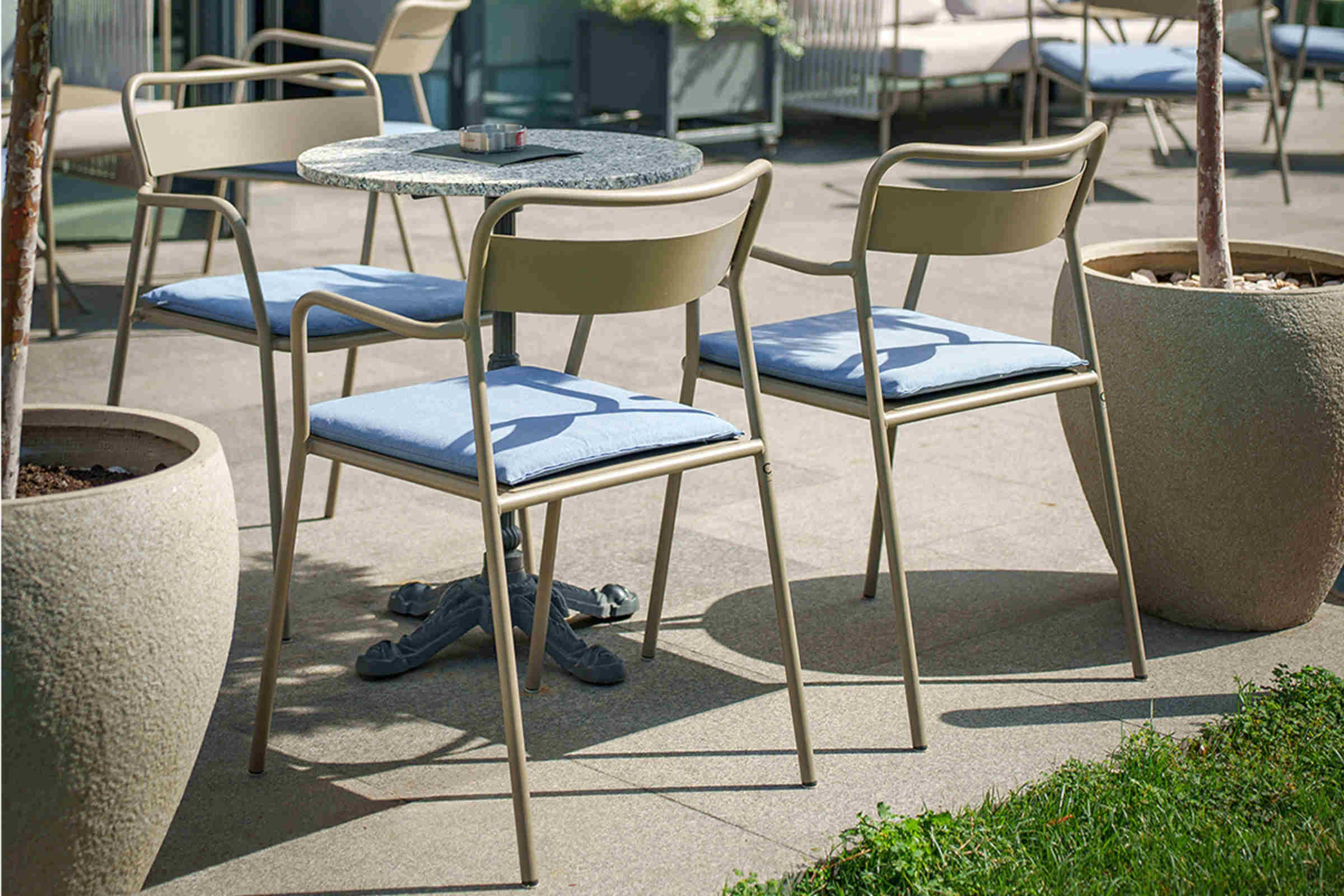 Gartenmöbel Set mit NERO plus Stühlen und Tisch im Außenbereich