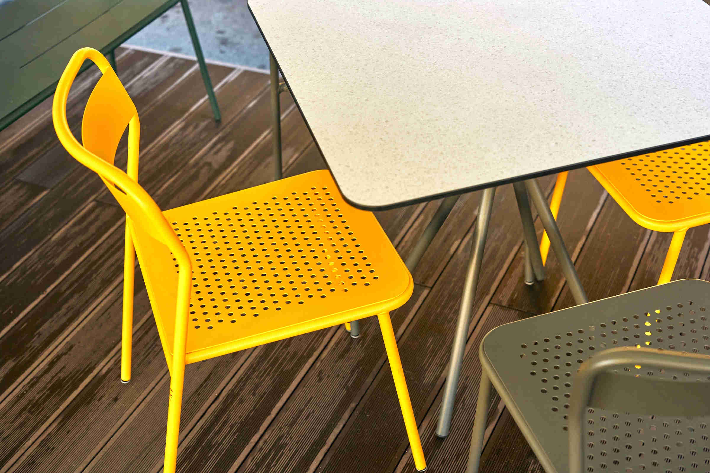 Outdoor Gartenstühle NERO plus in Gelb und Grau auf Terrasse