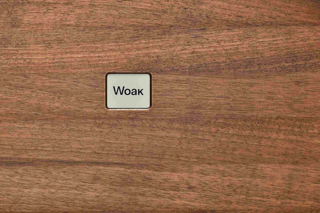 Unterseite des Couchtisches mit dem Woak-Logo.