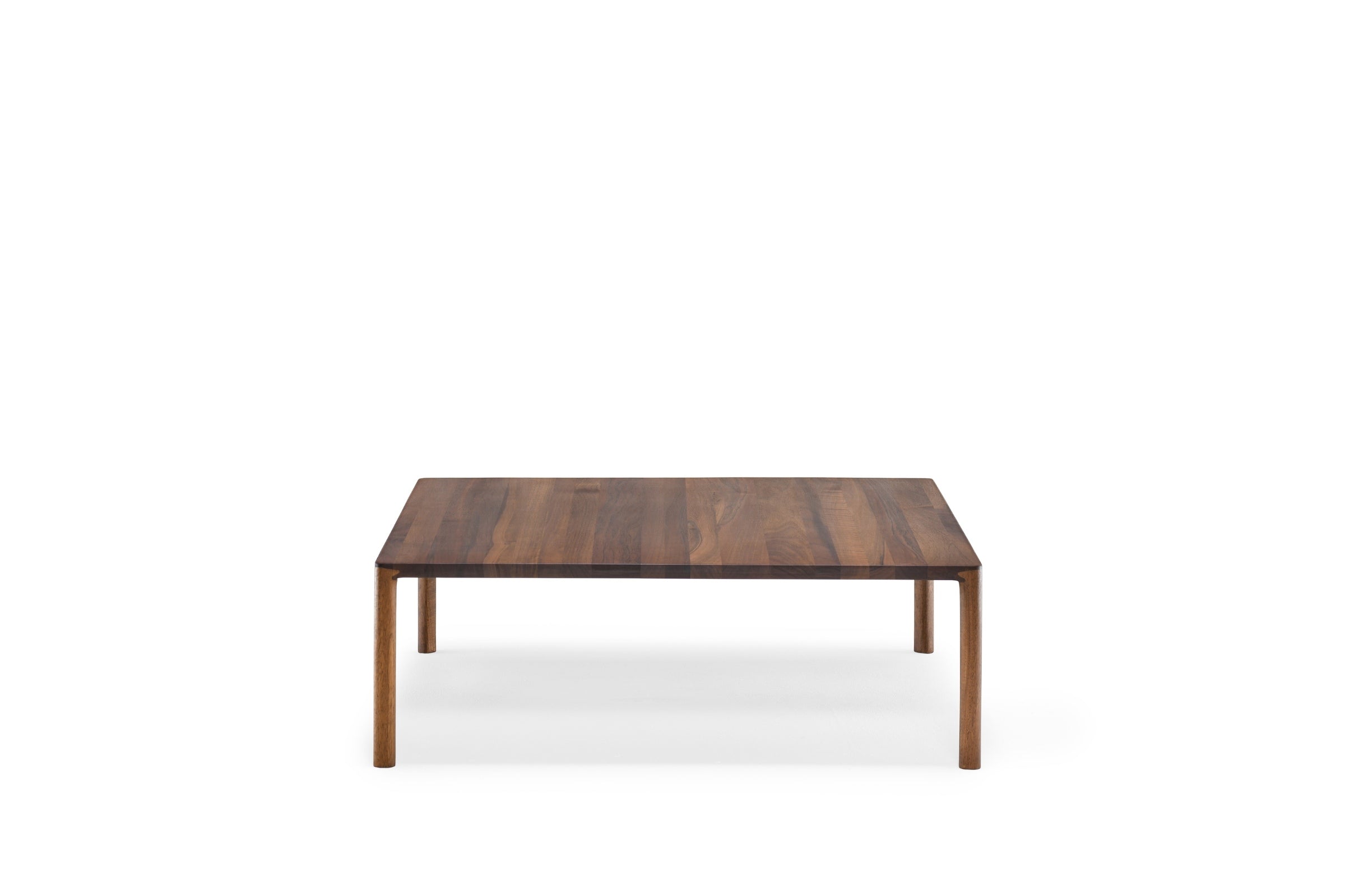 Frontalansicht des Designer-Couchtischs aus Nussbaumholz mit eleganten, filigranen Beinen, klaren Linien und quadratischer Form.