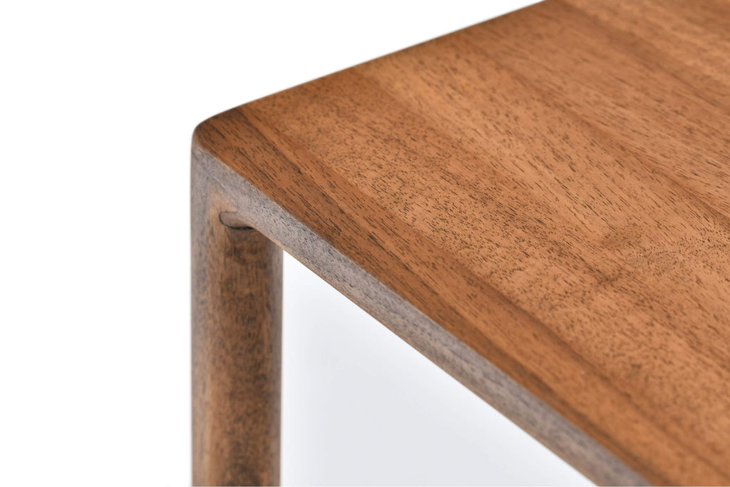 Detailansicht der Tischoberfläche mit Holzmaserung des Couchtisches von Woak