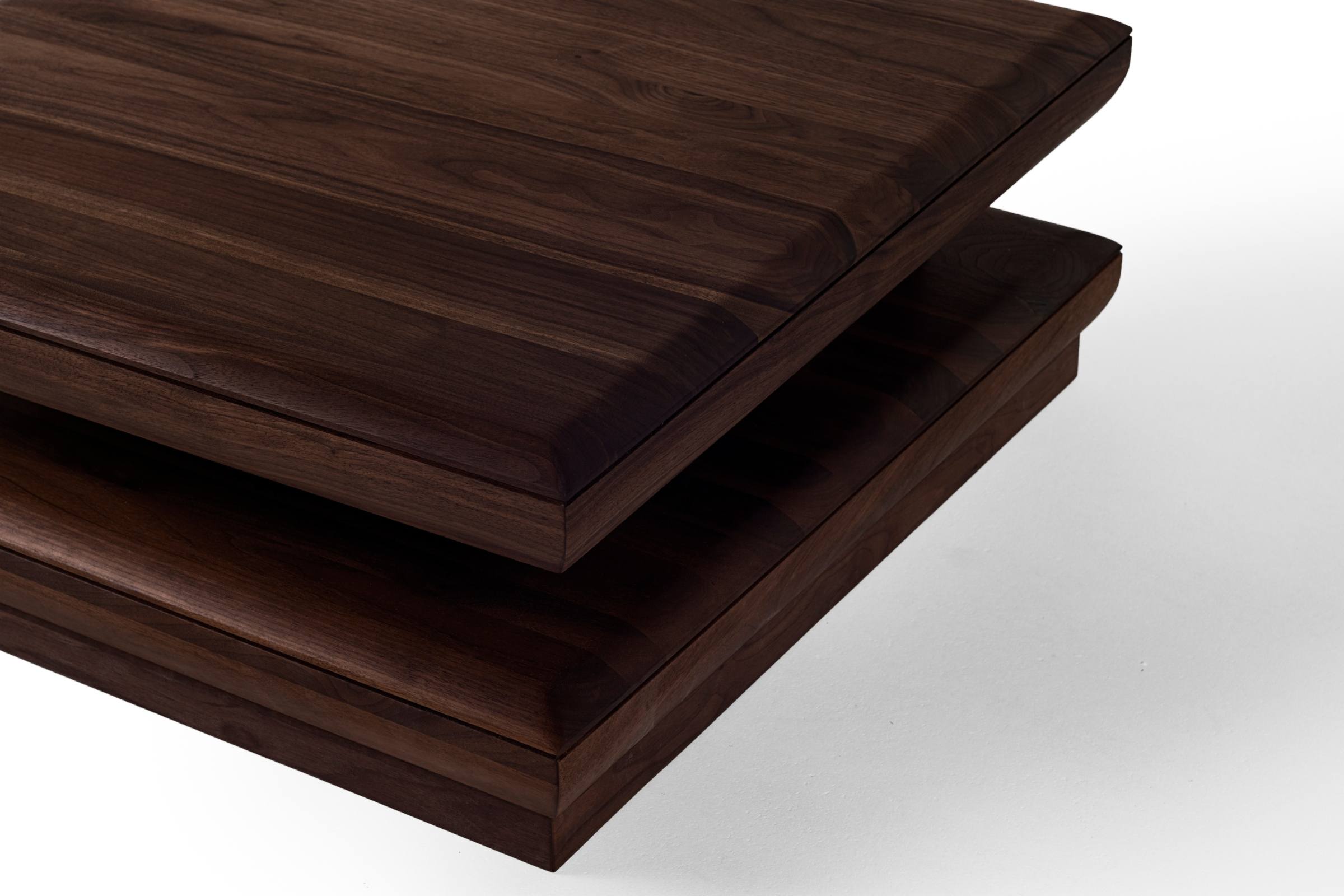 Detailaufnahme des NOOR Couchtisches von Whiteoak mit drehbaren Elementen