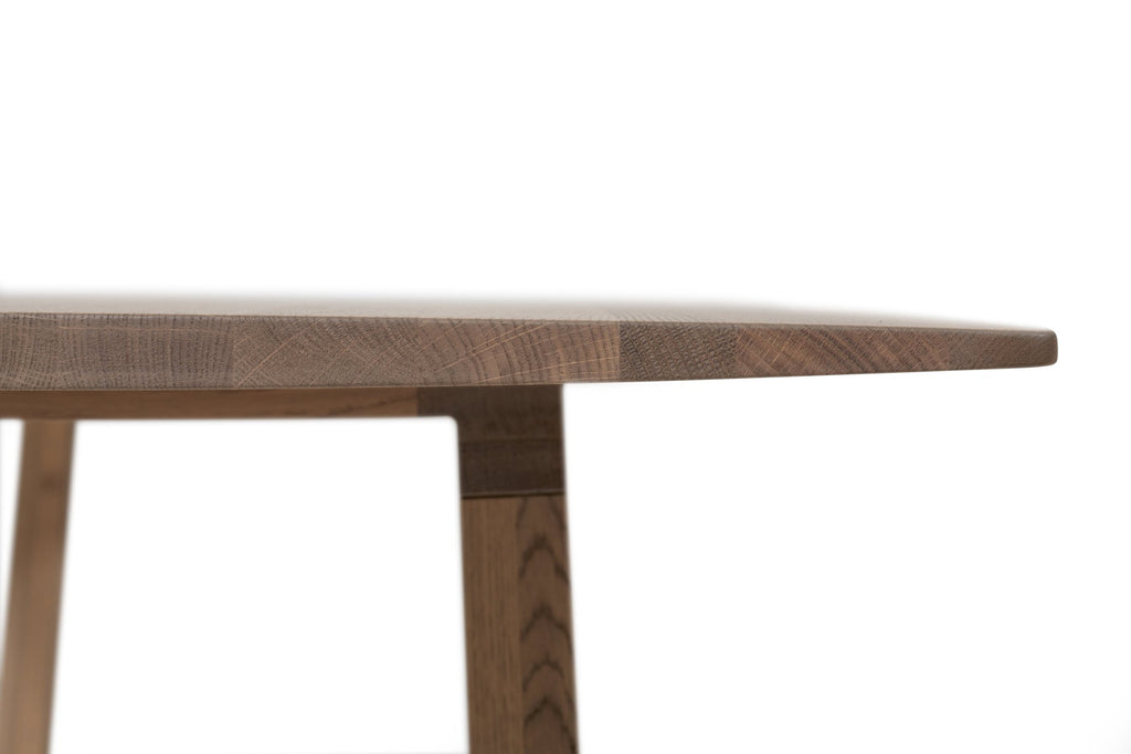 Nervosa Designer Esstisch aus Holz mit schlichtem, elegantem Design und abgerundeten Kanten, isoliert auf weißem Hintergrund