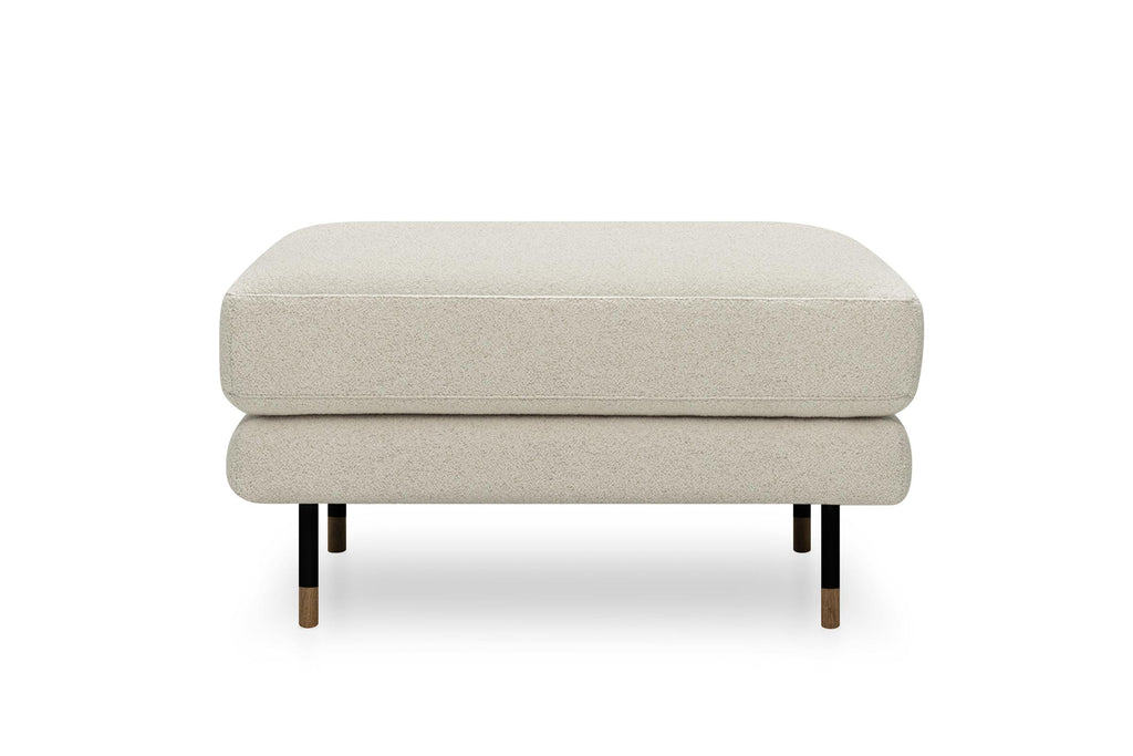 PANAMA Designer Pouf von Volumen in hellem Stoff mit schlanken Metallfüßen