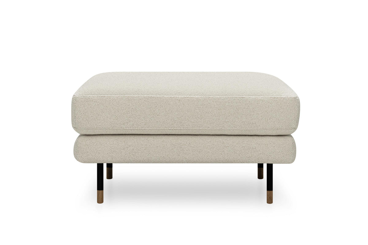 PANAMA Designer Pouf von Volumen in hellem Stoff mit schlanken Metallfüßen