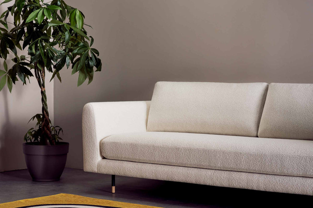 PANAMA Designer Modular Sofa von Volumen in hellem Stoff im modernen Wohnraum