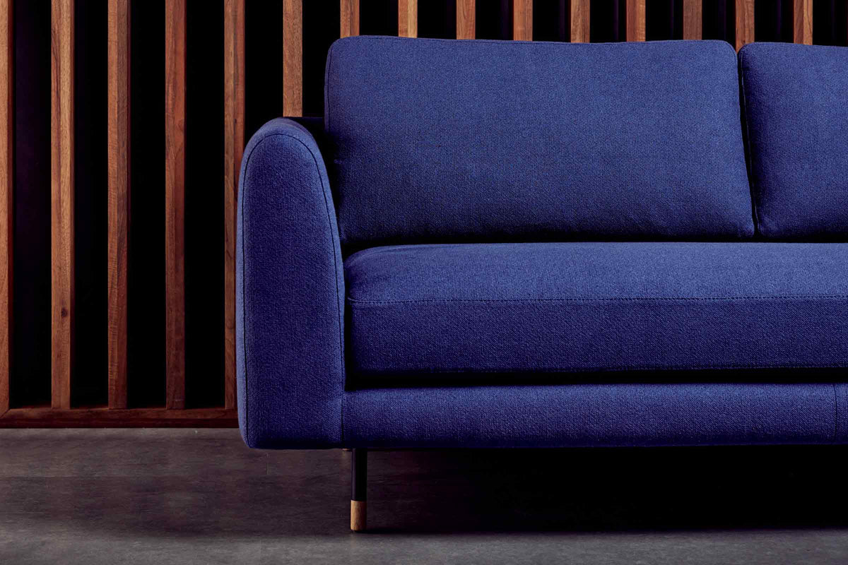 Sofa in blauem Stoff mit schlanker Armlehne und filigranem Metallfuß
