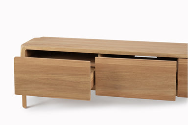 Geöffnete Schubladen des PRIMUM Designer Lowboards von GoEs in natürlichem Holz - SOLIDMADE