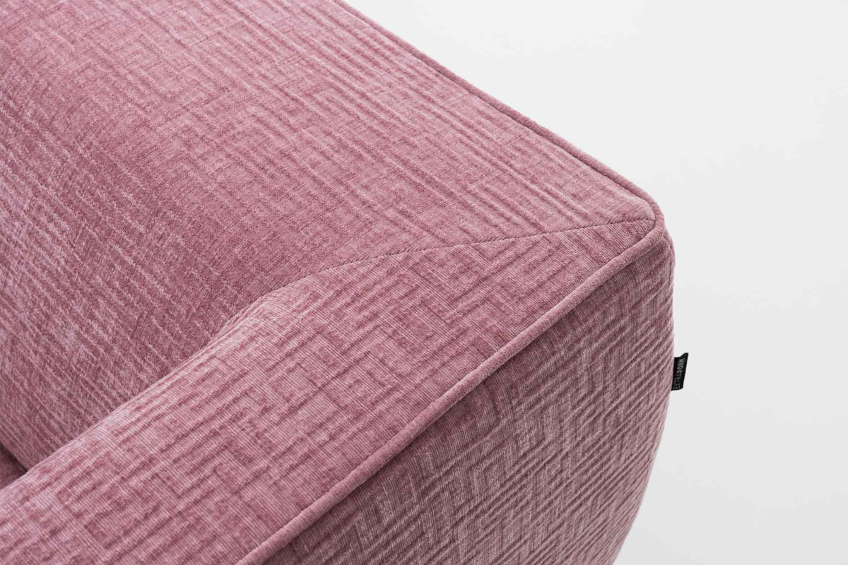 QUARTA Designer Sessel von EXTRAFORM – Detail von Stoff, Armlehne und feiner Kedernaht