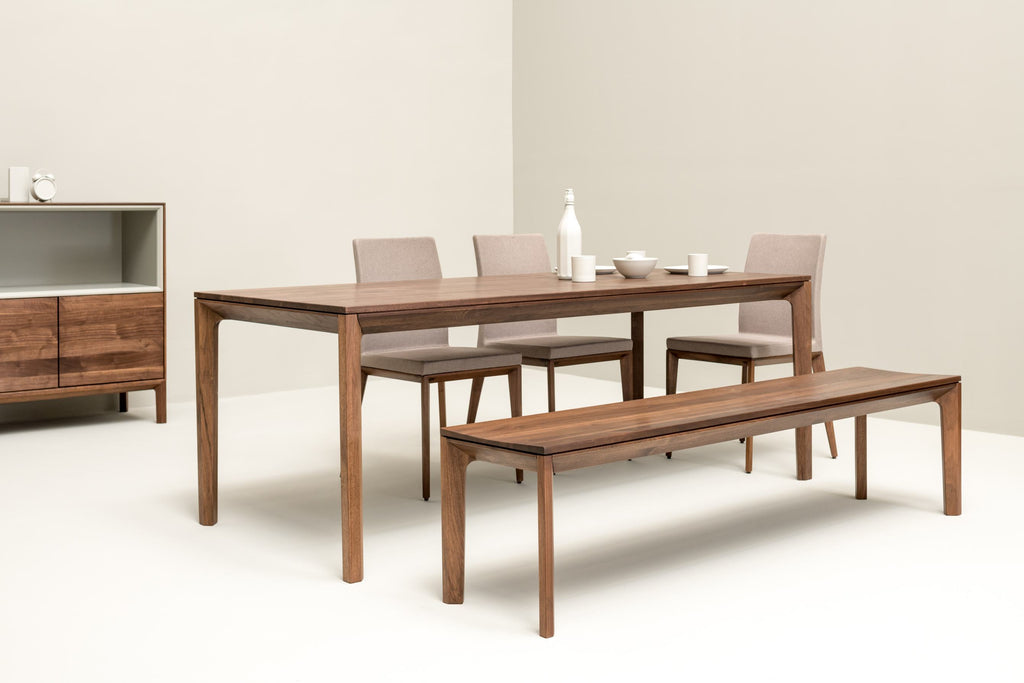 RABA Esstisch komplett gedeckt für eine Mahlzeit, im Hintergrund moderne Esszimmermöbel