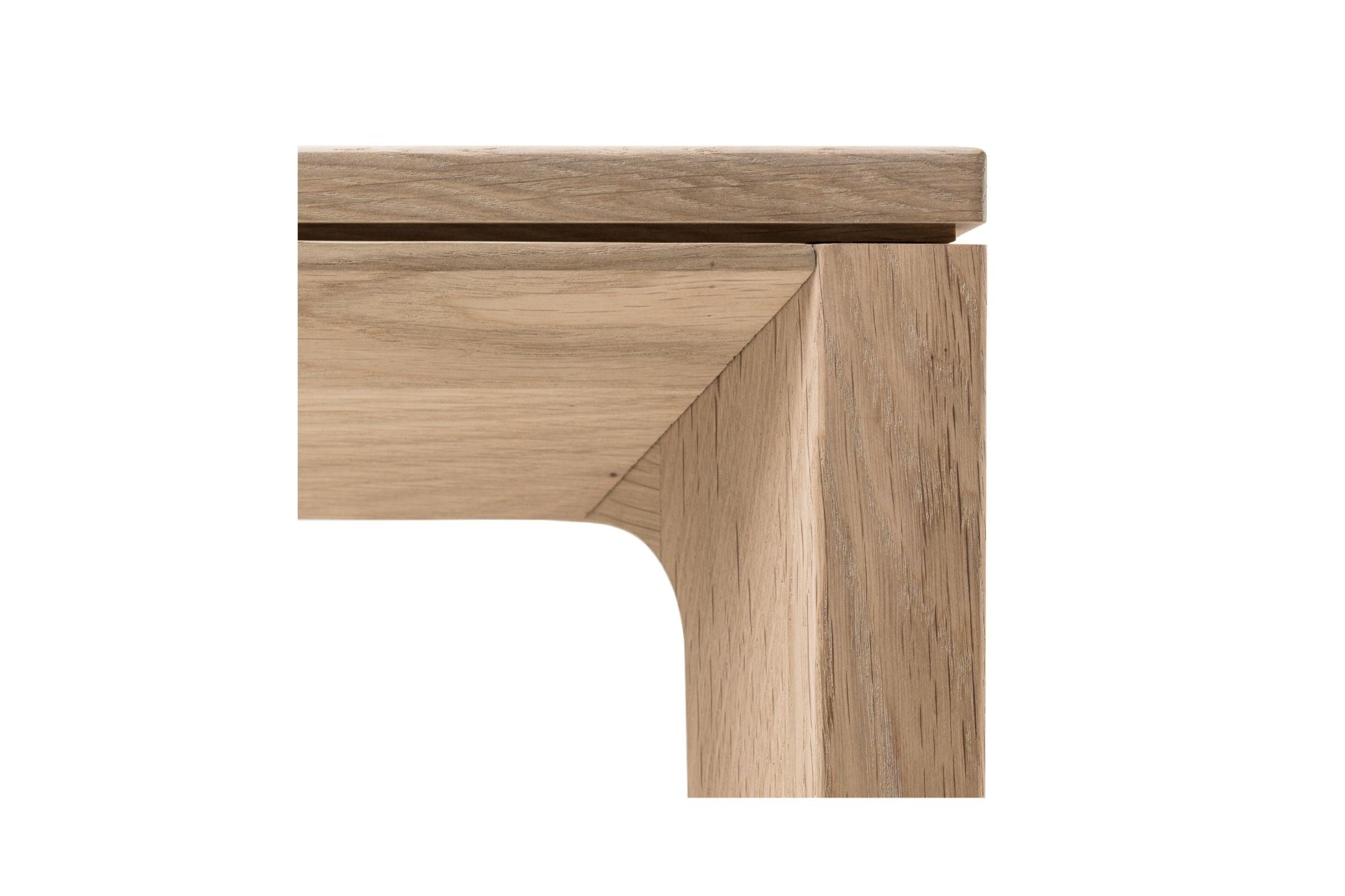 Detailaufnahme der Ecke des RABA Esstisches, Eiche natur, mit Fokus auf die handwerkliche Verbindung