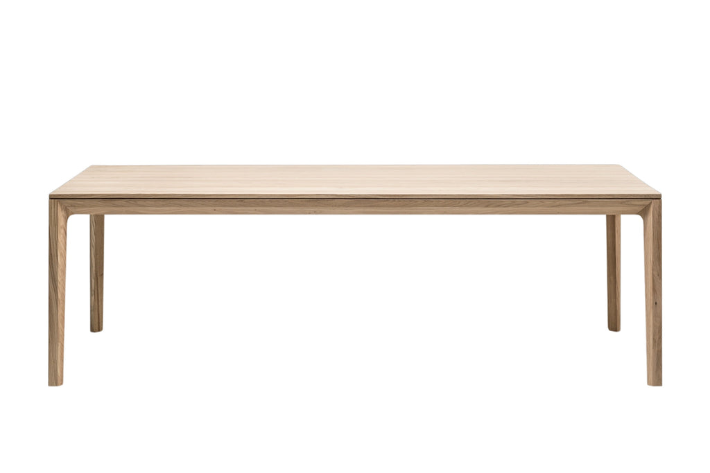 RABA Designer Esstisch aus heller Eiche in voller Größe vor neutralem Hintergrund, minimalistisches Design