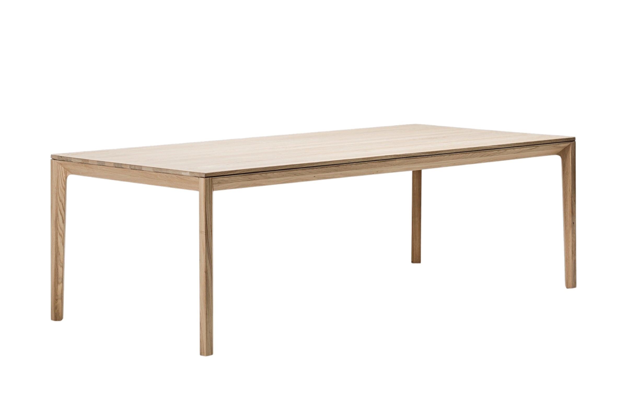 Gesamtbild des RABA Esstisches aus Eiche mit kompletter Tischplatte in einem minimalistisch gestalteten Raum