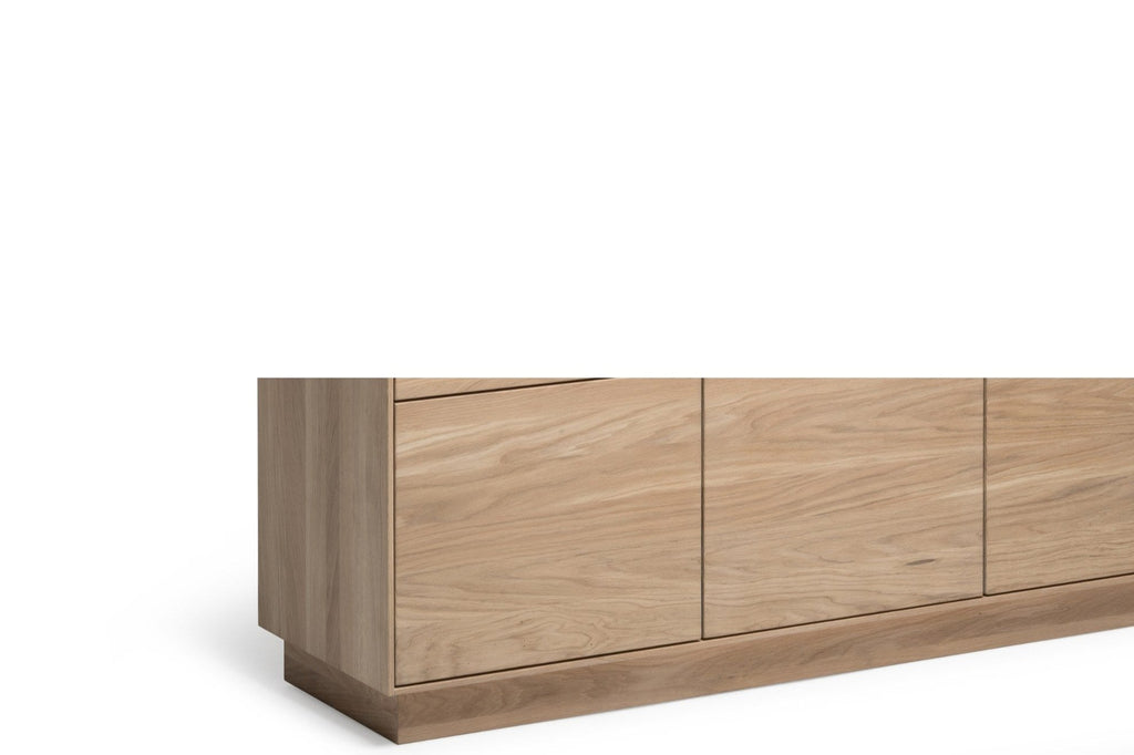 Nahaufnahme des Holzsockels des Lowboards von Whiteoak