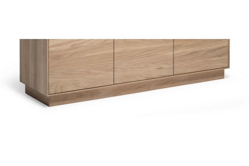 Sockel des Sideboards in natürlicher Holzoptik
