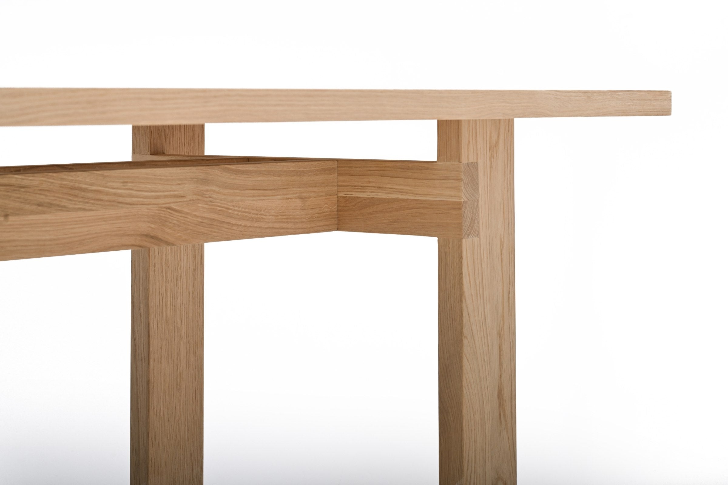 Seitliche Ansicht der Tischbeine des Esstischs aus Massivholz