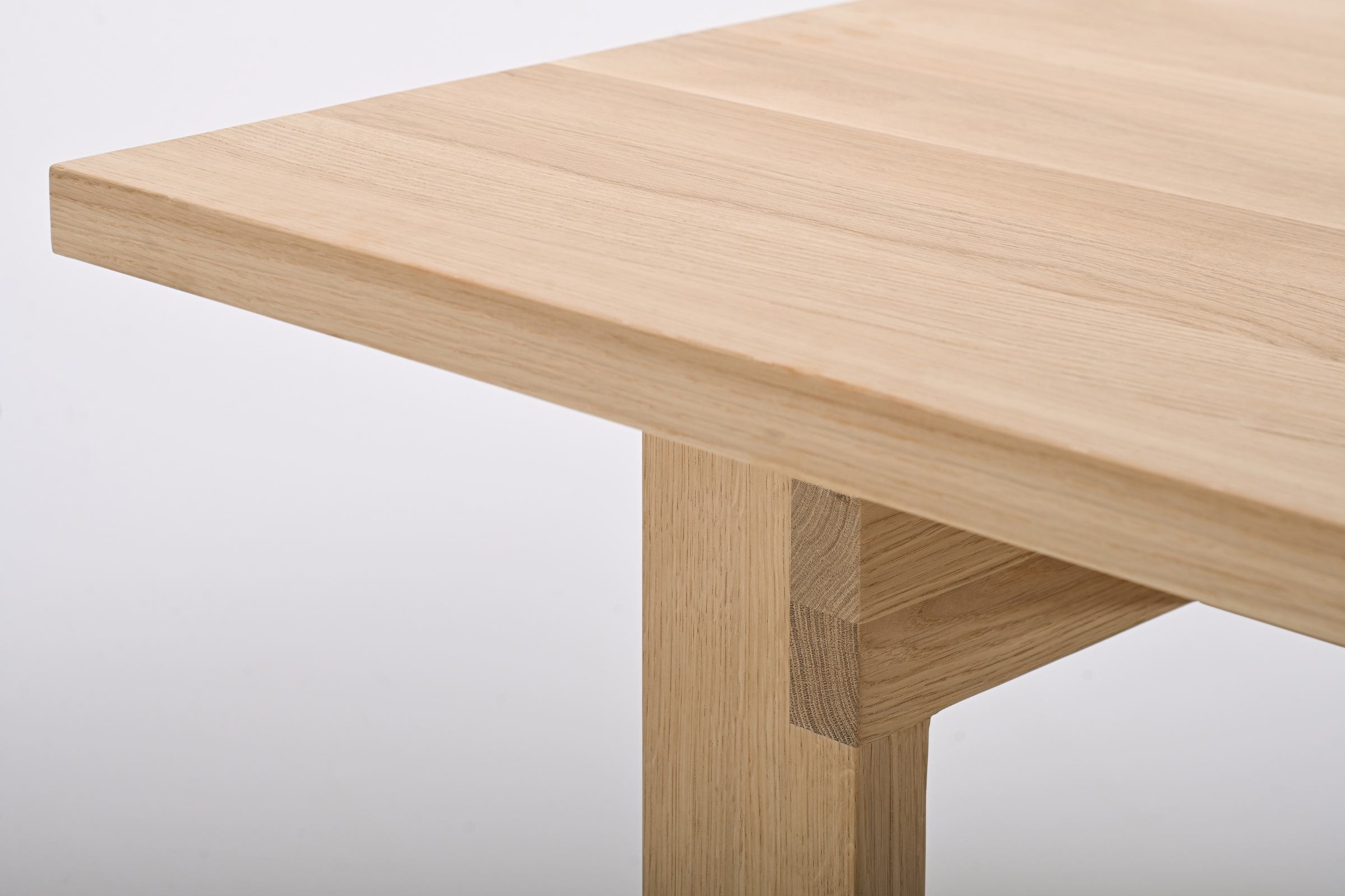 Schlichte und robuste Konstruktion des Esstisches von Woak