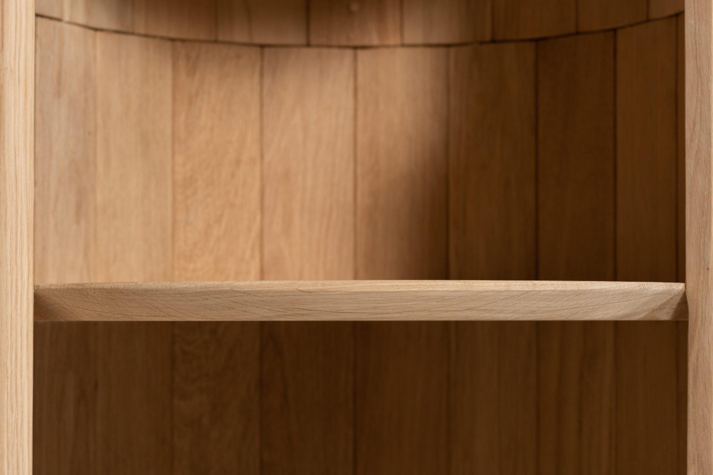 Nahaufnahme des Regals und des Innenraums des Schranks aus Eichenholz