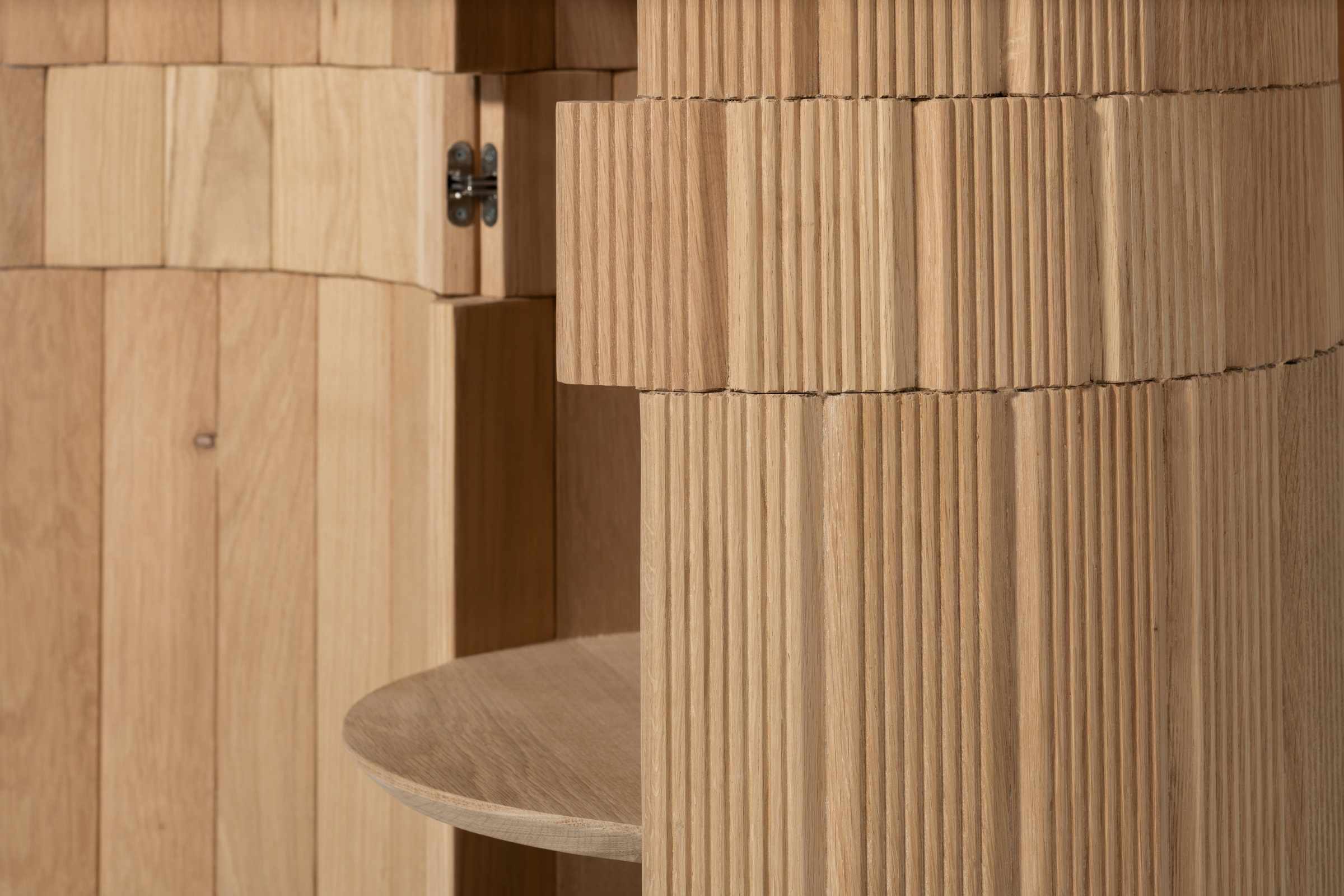 Nahaufnahme der geöffneten Tür des Schranks aus massivem Eichenholz