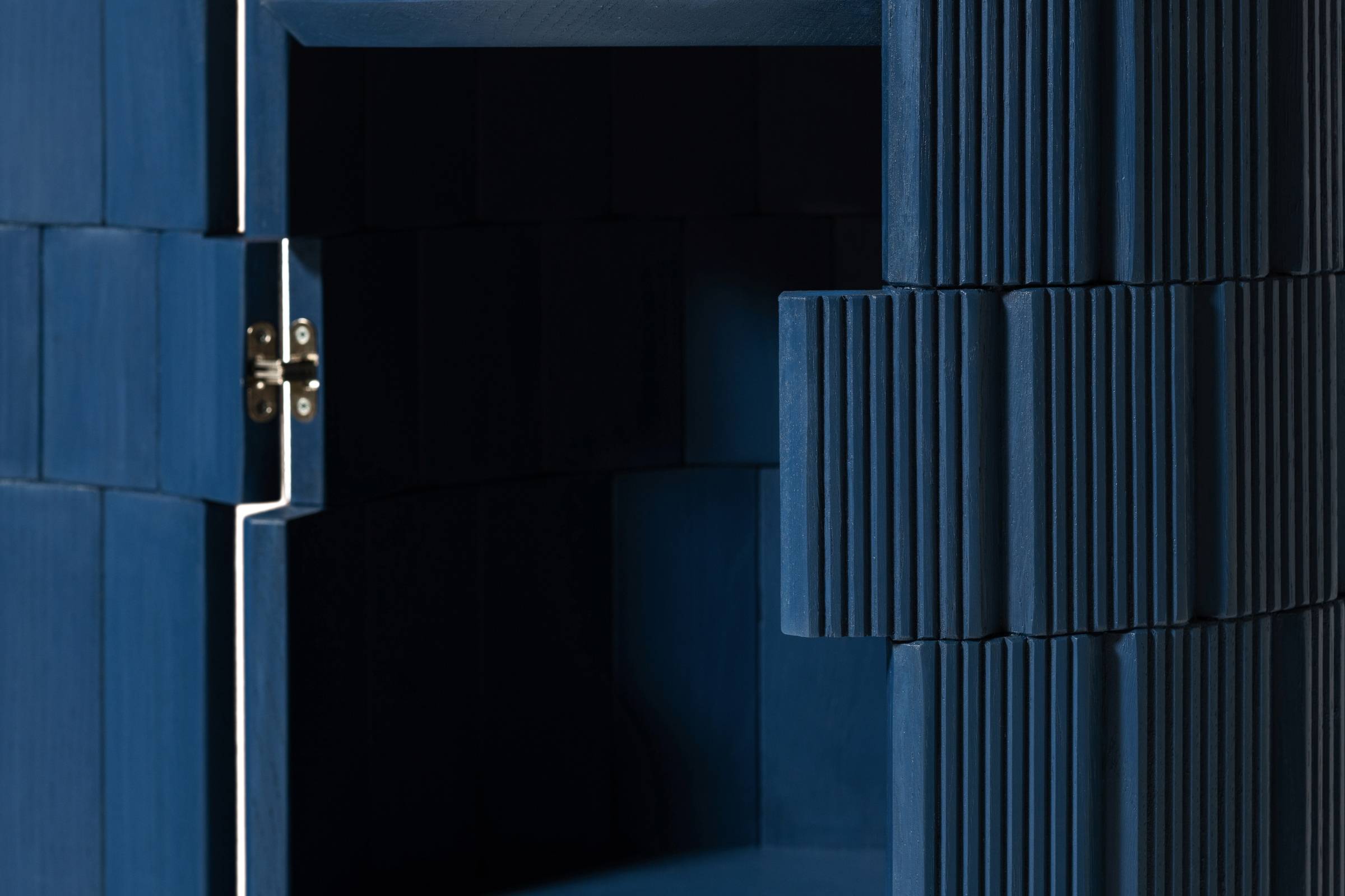 Nahaufnahme der Tür und des Innenraums des Schranks aus blau lackiertem Eichenholz