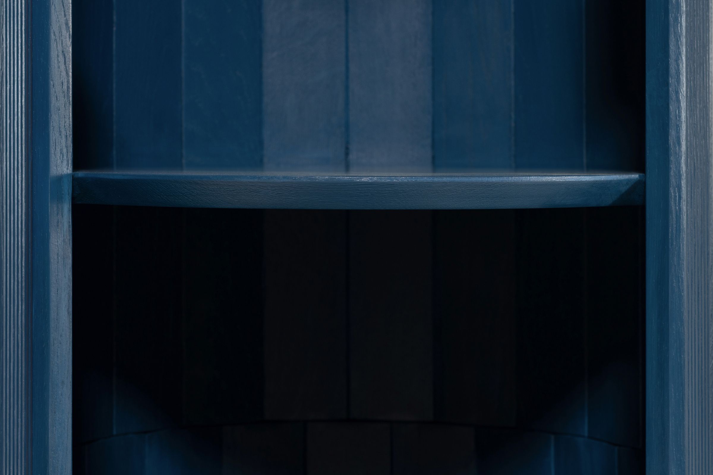Nahaufnahme des Regals und des Innenraums des Schranks aus blau lackiertem Eichenholz