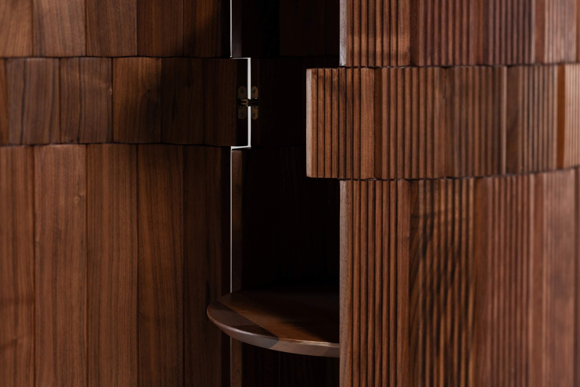 Nahaufnahme der geöffneten Tür des Schranks aus massivem Nussbaum