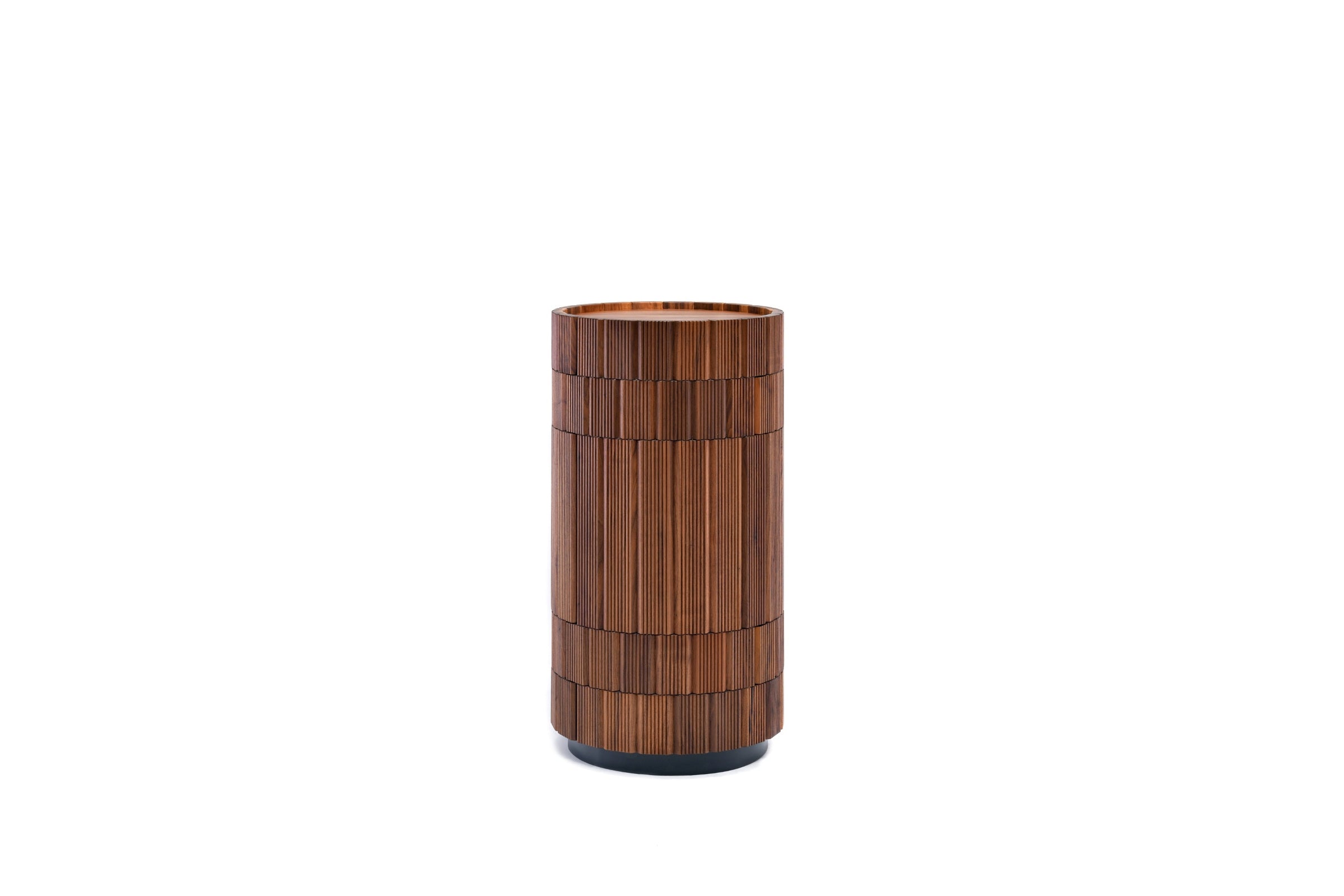 Gesamtansicht des Designer-Barschranks aus Nussbaumholz auf Sockel