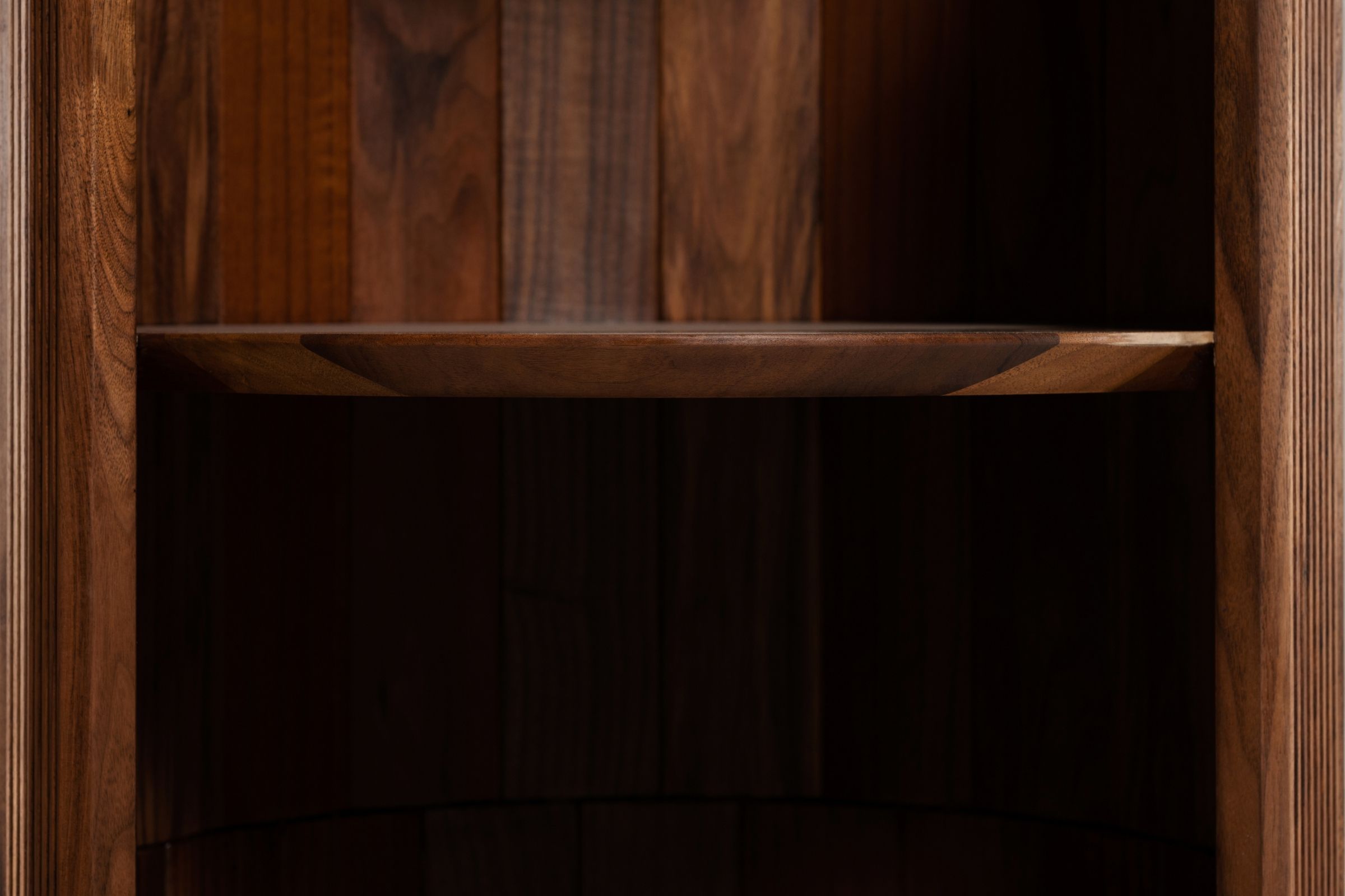 Nahaufnahme des Regals und des Innenraums des Schranks aus Nussbaum