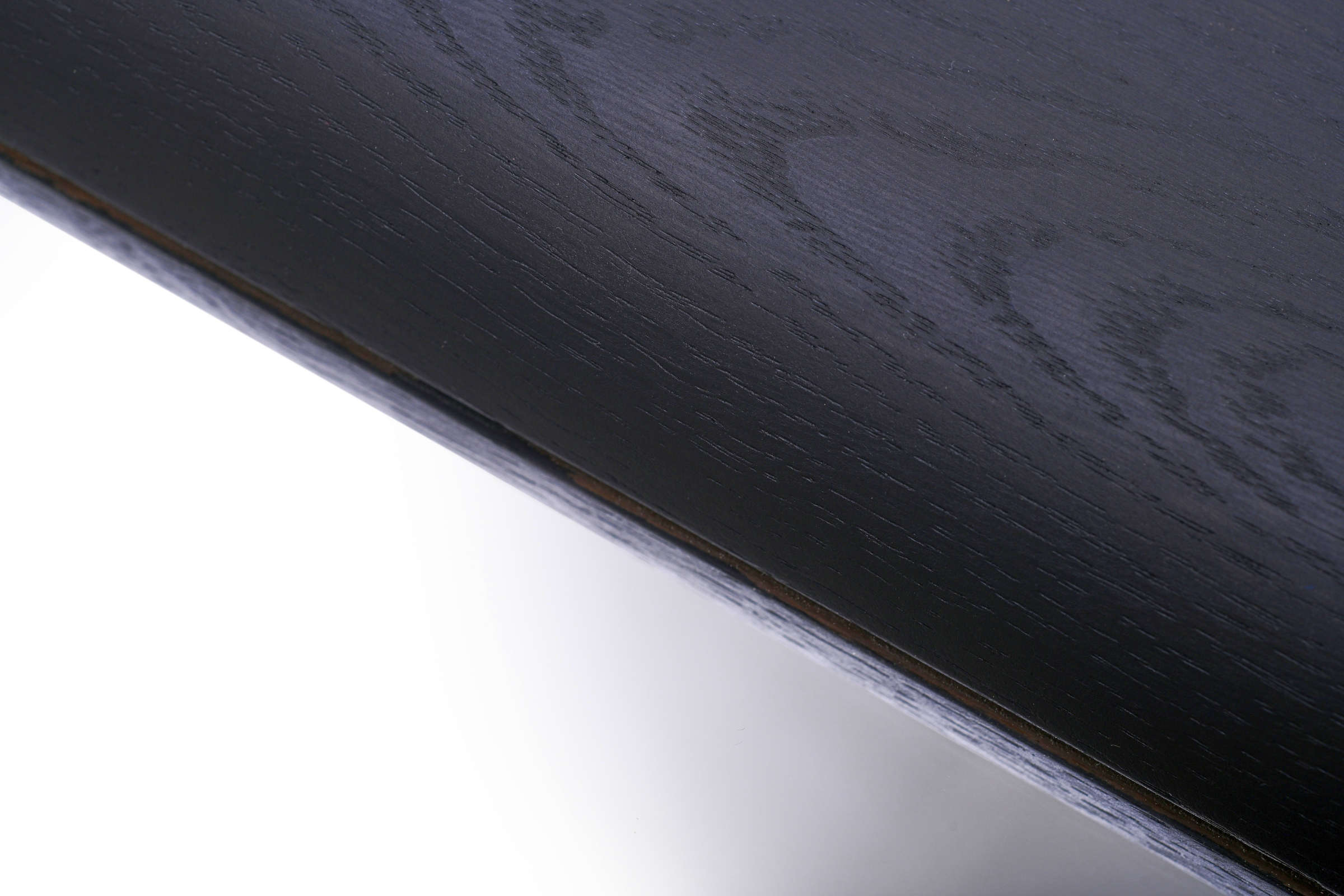 Detailaufnahme vom Holzrahmen des Spiegels von Woak – Nahaufnahme