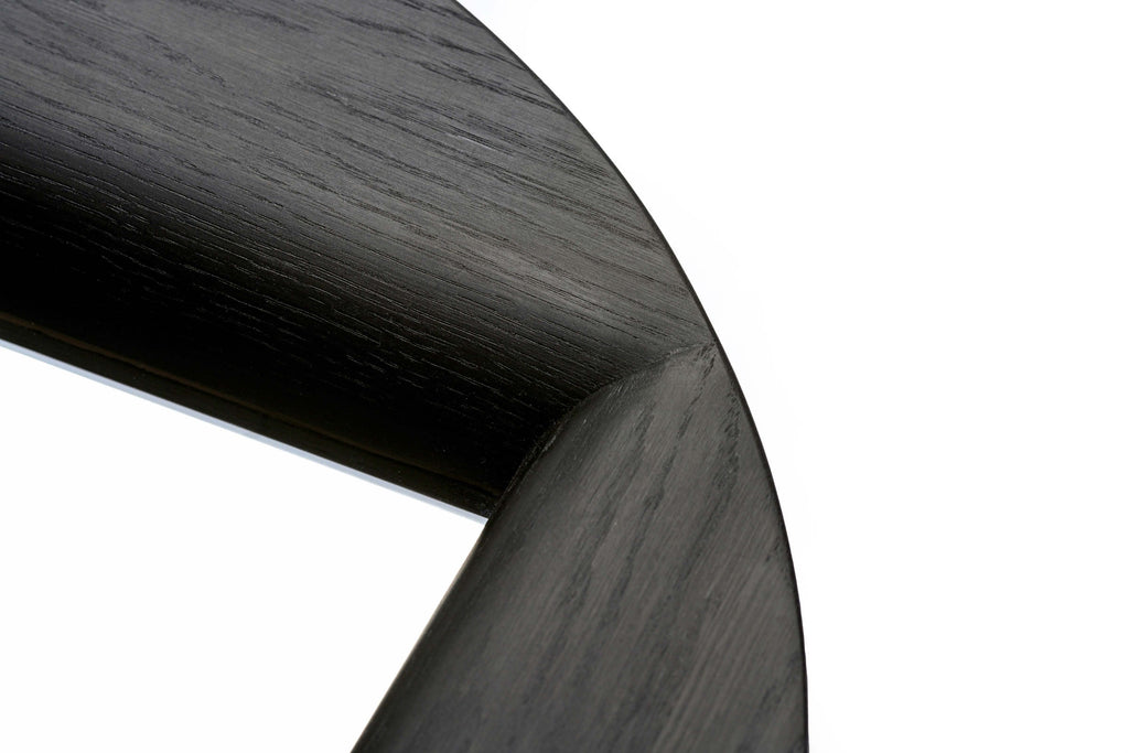 Nahaufnahme des Holzrahmens an der Spiegelecke