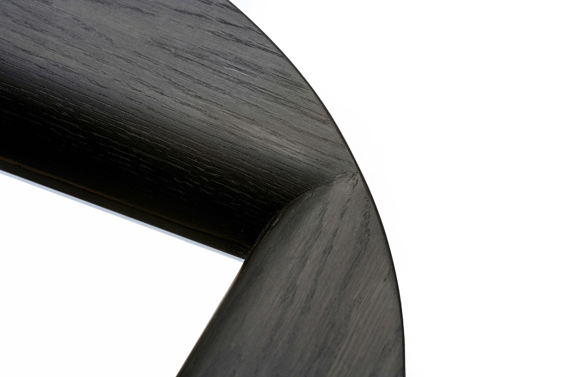 Nahaufnahme des Holzrahmens an der Spiegelecke