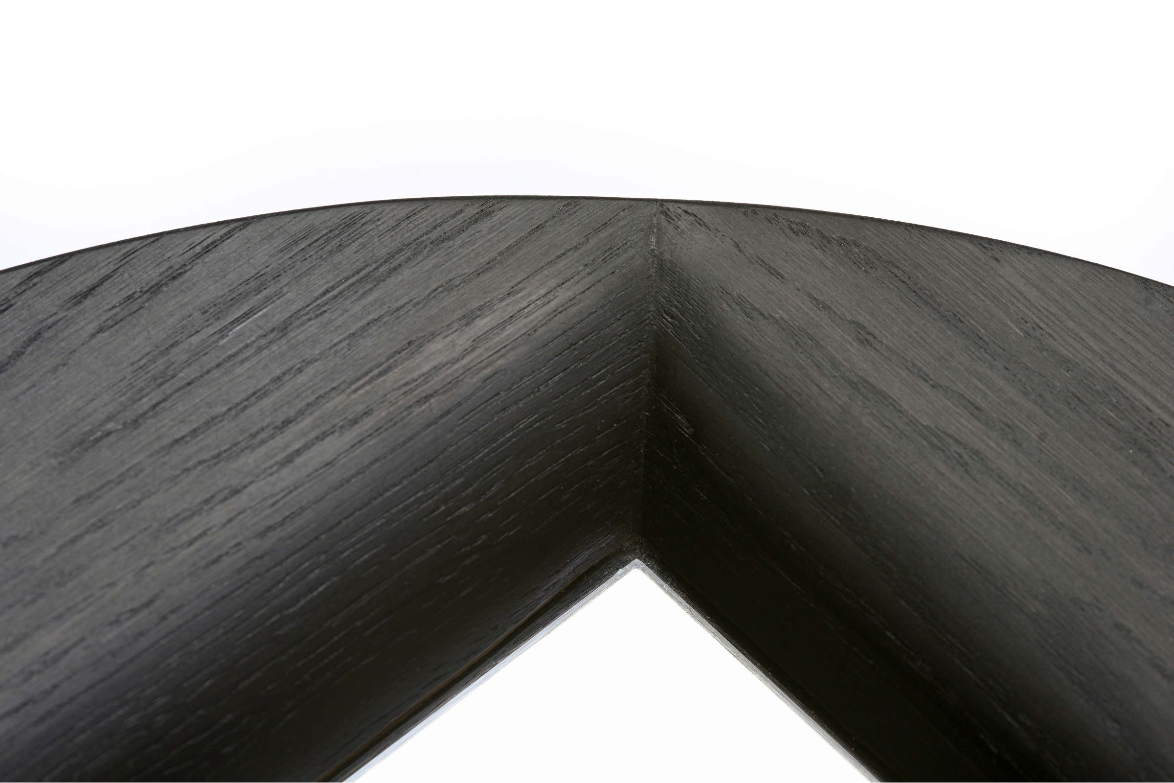 Nahaufnahme des Holzrahmens an der Ecke des Spiegels – Holzverbindung