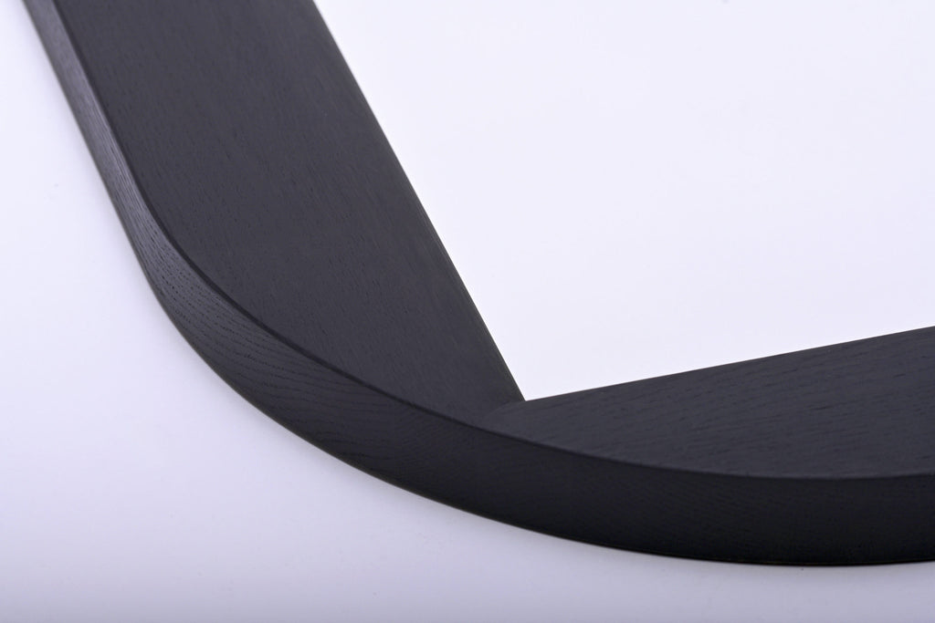 Hochwertige Holzverarbeitung am Spiegelrahmen