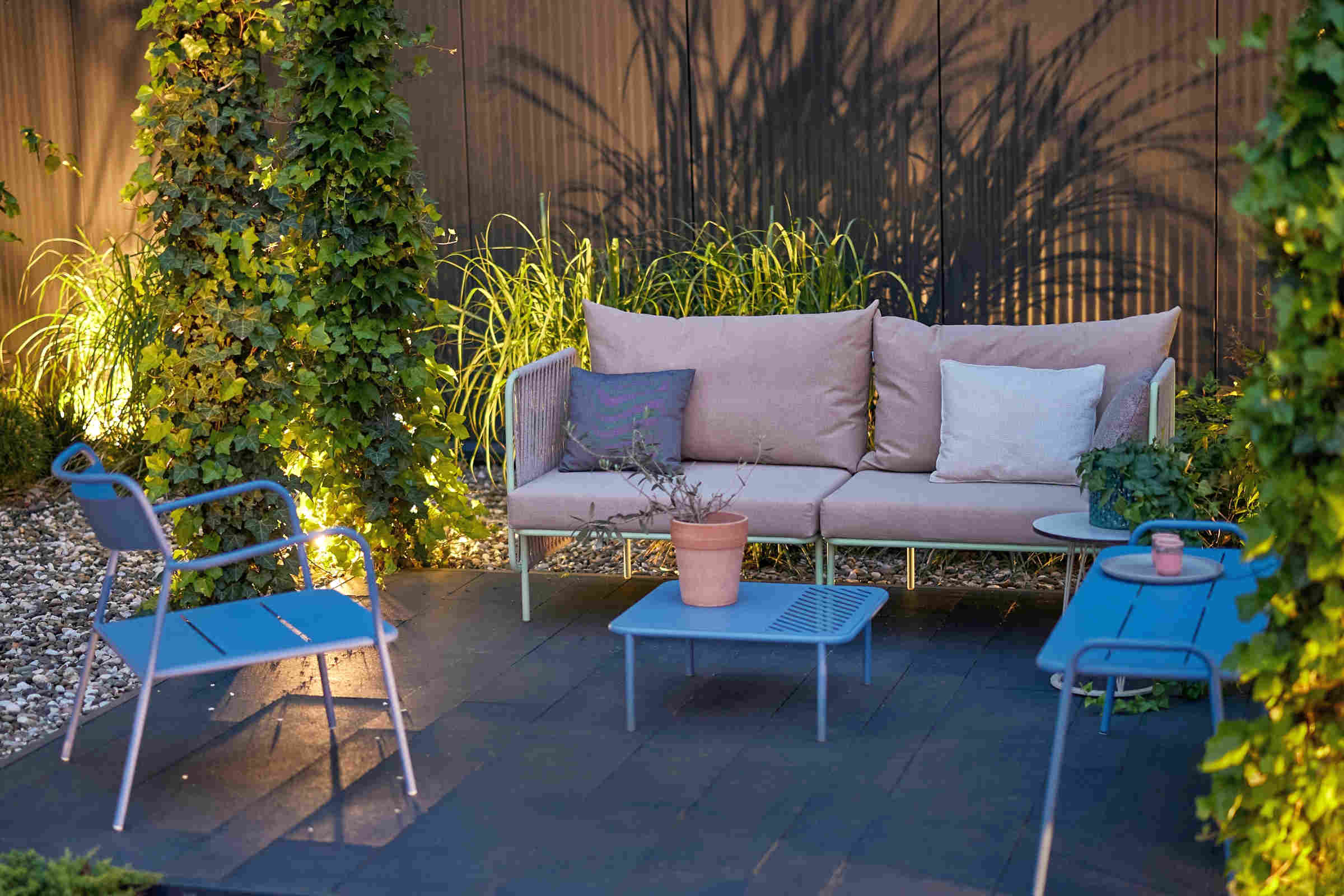 Gartenlounge mit blauem Clubtisch und Designer-Outdoor-Sofa