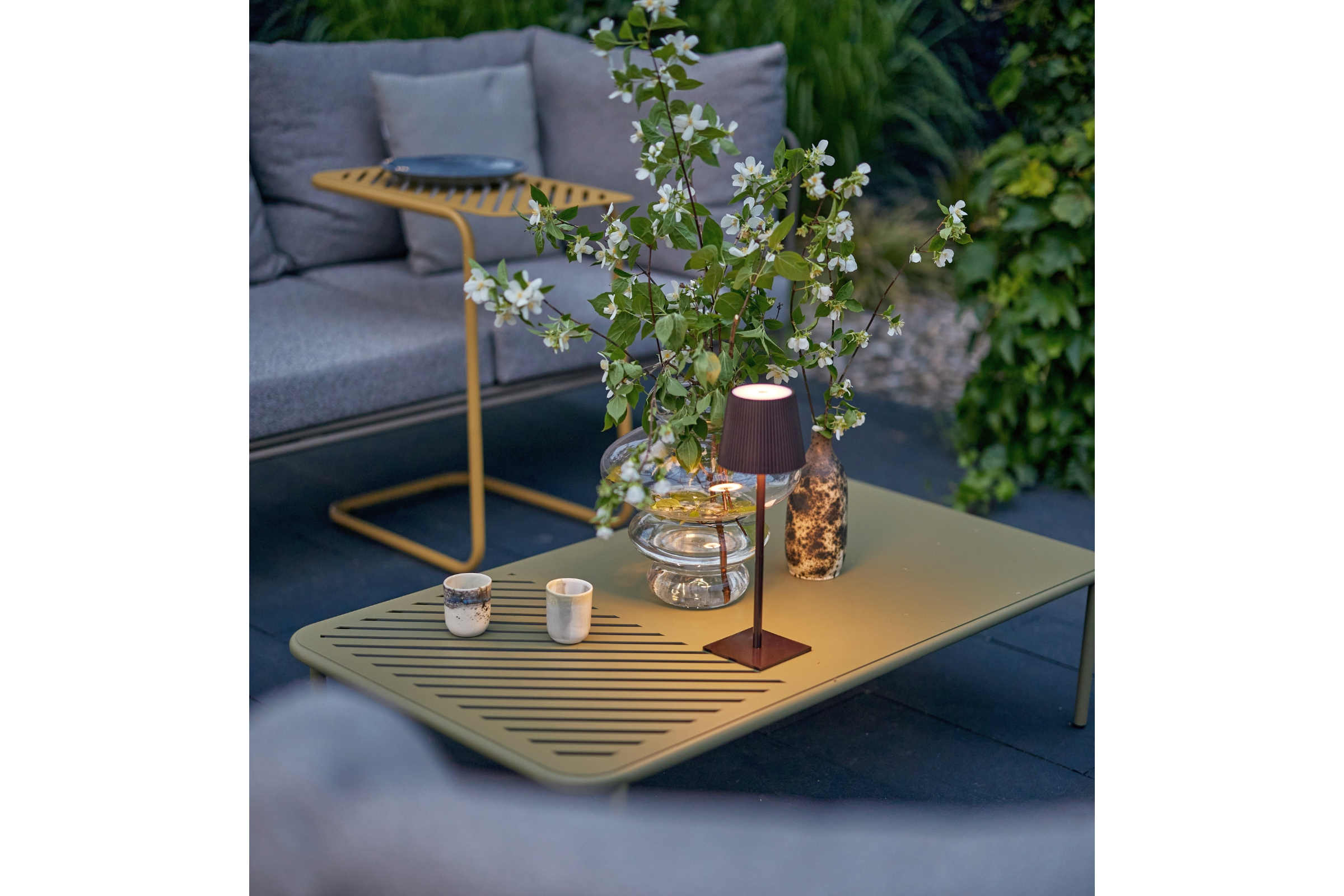 Gartentisch beleuchtet im abendlichen Garten