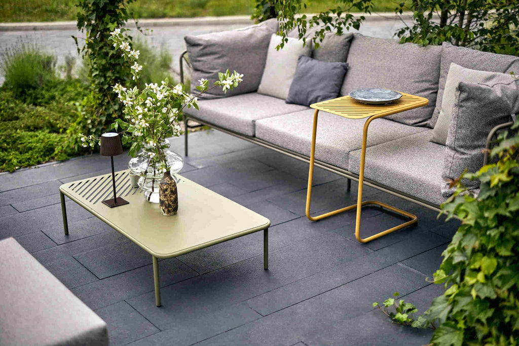 Clubtisch- und Sofa-Set im modern gestalteten Außenbereich