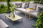 Clubtisch- und Sofa-Set im modern gestalteten Außenbereich