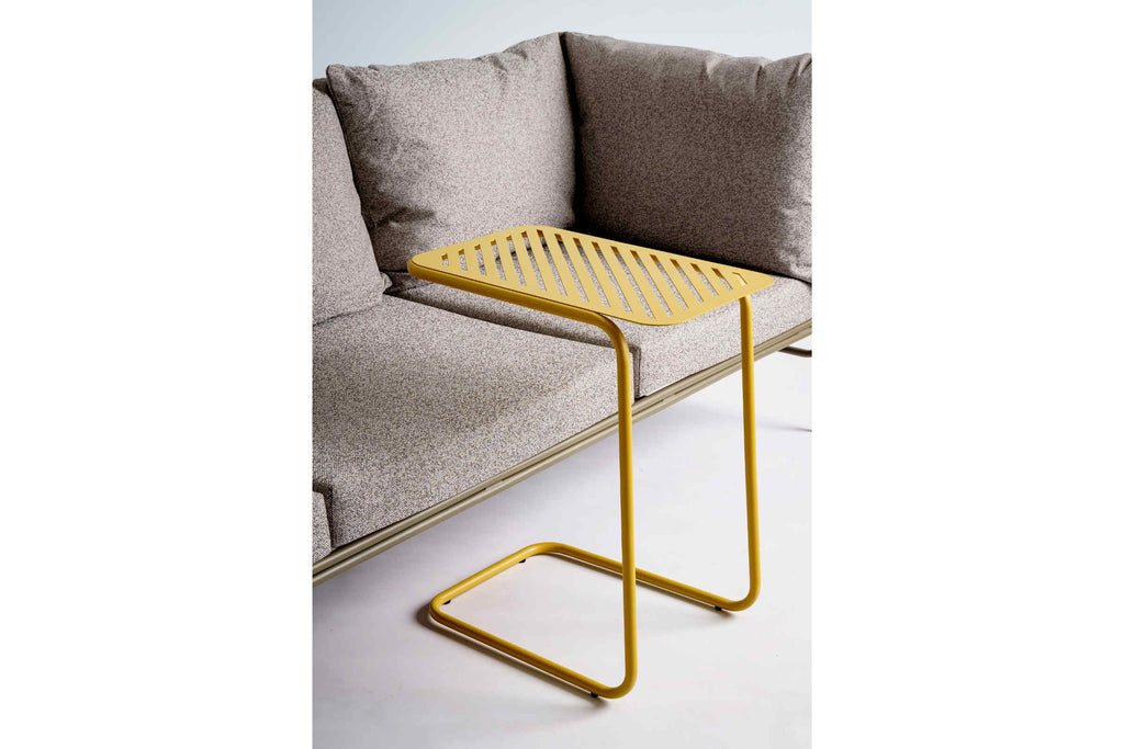 SMAK Designer Laptoptisch in Gelb mit Laptopnutzung auf dem Sofa