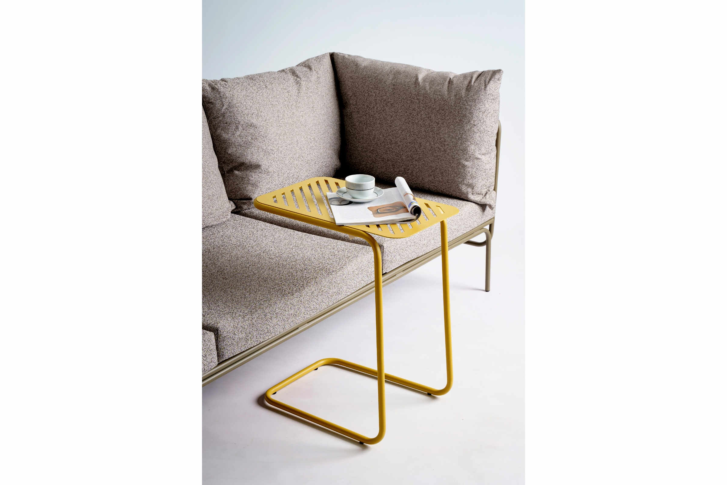 Laptoptisch mit Kaffeetasse und Magazin